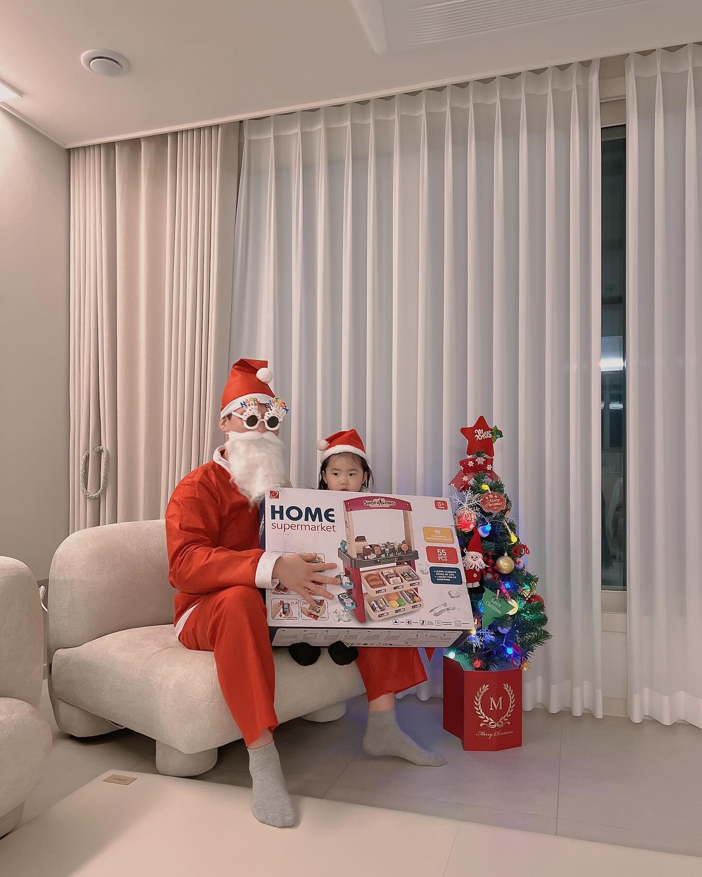 용용이 클스마스🎄🎁

드뎌! 용용이네 이사하구 정리끝!
넘 정신없는 하루하루를 보낸거가타여,
용용이두 얼집적응하랴 새집적응하랴 바뿐 하루를 보내구이땁니다!

울 공쥬 행복한 클스마스두 보내구 한살 더 먹어찌요>
24년 이모,삼촌들도 새해복마니받규 늘 행복하세요❣️

#새해복많이받으세요 #크리스마스 #산타가무서워
