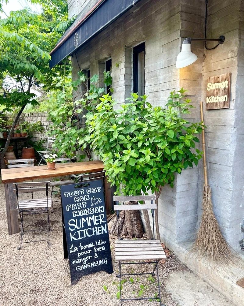 강릉 프랑스 🇫🇷 
물욕이없는나는 프랑스명품보다 가정식이 더 좋다! 
늘 과하게 넘치는 명품식욕이 있어 항시적으로 든든해ㅋㅋㅋㅋ
프랑스 느낌의 빈티지한 인테리어에 시작부터 듀근듀근💘
이렇게 근사하고 맛있기 있나효😍
담에 날씨 선선해지면 야외석으로 가야지😘

📍상호:썸머키친
🚗주소:강원 강릉시 죽헌길67-6,1층
⏱️영업시간:11:00~21:00
  매주화,수 휴무
🍽메뉴
두가지홈샐러드 16.
썸머키친그라탕 22.
비프부르기뇽 30.
연어스테이크오일파스타 24.
데일리스테이크 38.
이외 다양
🐶야외 반려동물동반가능

#썸머키친 #강릉프랑스가정
