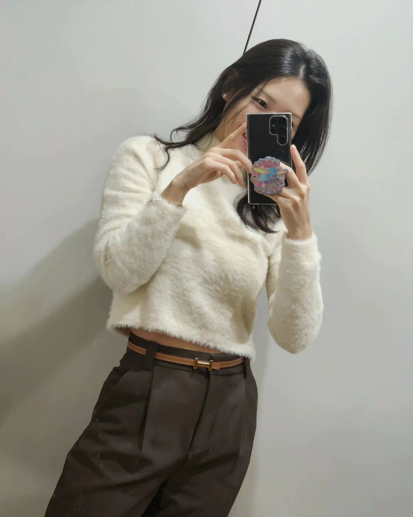 최근 출근룩. 
아무래도 간단히 니트 하나 입고 다니는게 젤 편해요. :)
