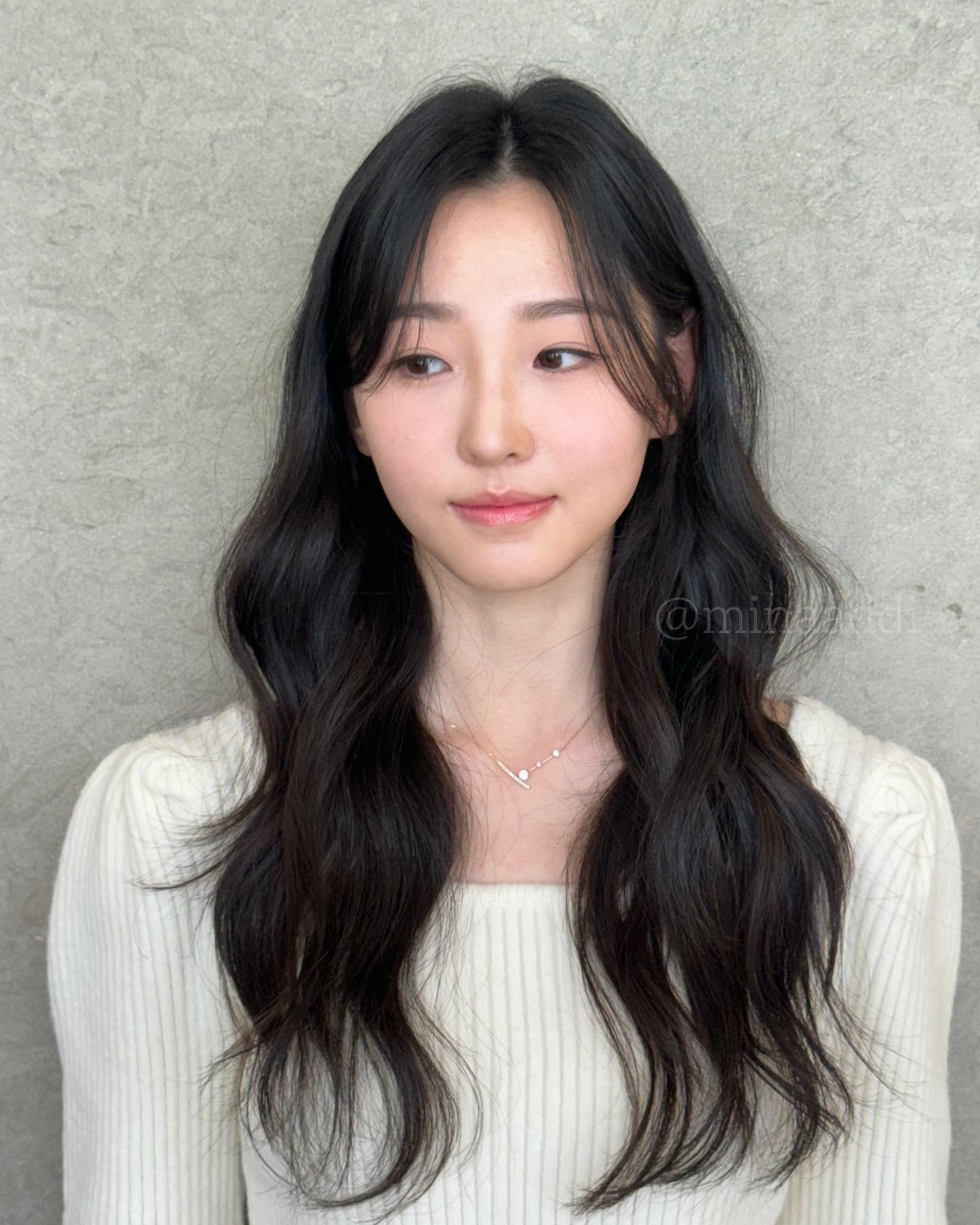 #오늘의헤어 #긴머리웨이브
.
.
.
얼굴형을 커버해주는 사이드뱅으로 작은 얼굴만들기
청순함 가득한 여성스러운 긴머리 #미스트펌 자연스럽게 흐르는 웨이브는 덤으로 가져가세요💕
.
.
늘 예쁘고 편한스타일을 선물해드립니다:)
.
.
문의&예약 | 오픈카톡 or DM
off | 일,월
.
.
#hair minaaddi
#makeup _o_west 
.
.
#긴머리스타일 #긴머리 #여자헤어스타일 #여자머리추천 #웨이브펌 #물결웨이브 #물결펌 #긴머리스타일링 #청담미용실 #청담동미용실 #긴머리추천 #앳나운룩북 #앳나운2024 #앳나운20240504