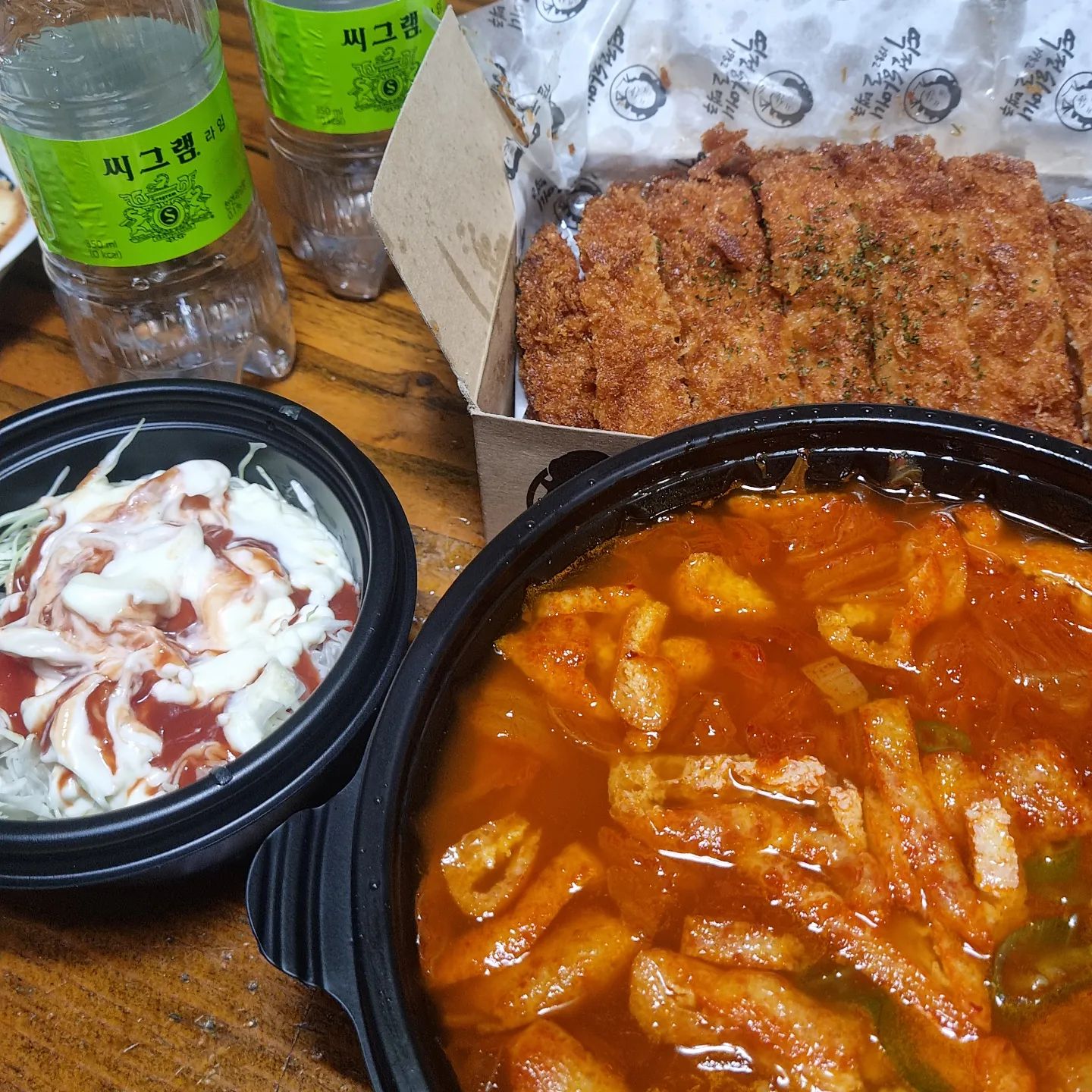 #먹스타그램 #술스타그램
최근에 할맥에서 먹었던 안주 중 제일 최고!!!!
칼칼한 국물때문에 술마시면서 해장하는 느낌 최고!!!!!
#통돈까스김치나베
-
❣️#역전할머니맥주순천연향점
❣️전남 순천시 연향번영길 79
❣️061-725-7623
❣️매일 16:00~02:00
-
#순천 #순천맛집 #순천연향동맛집
#오늘아님