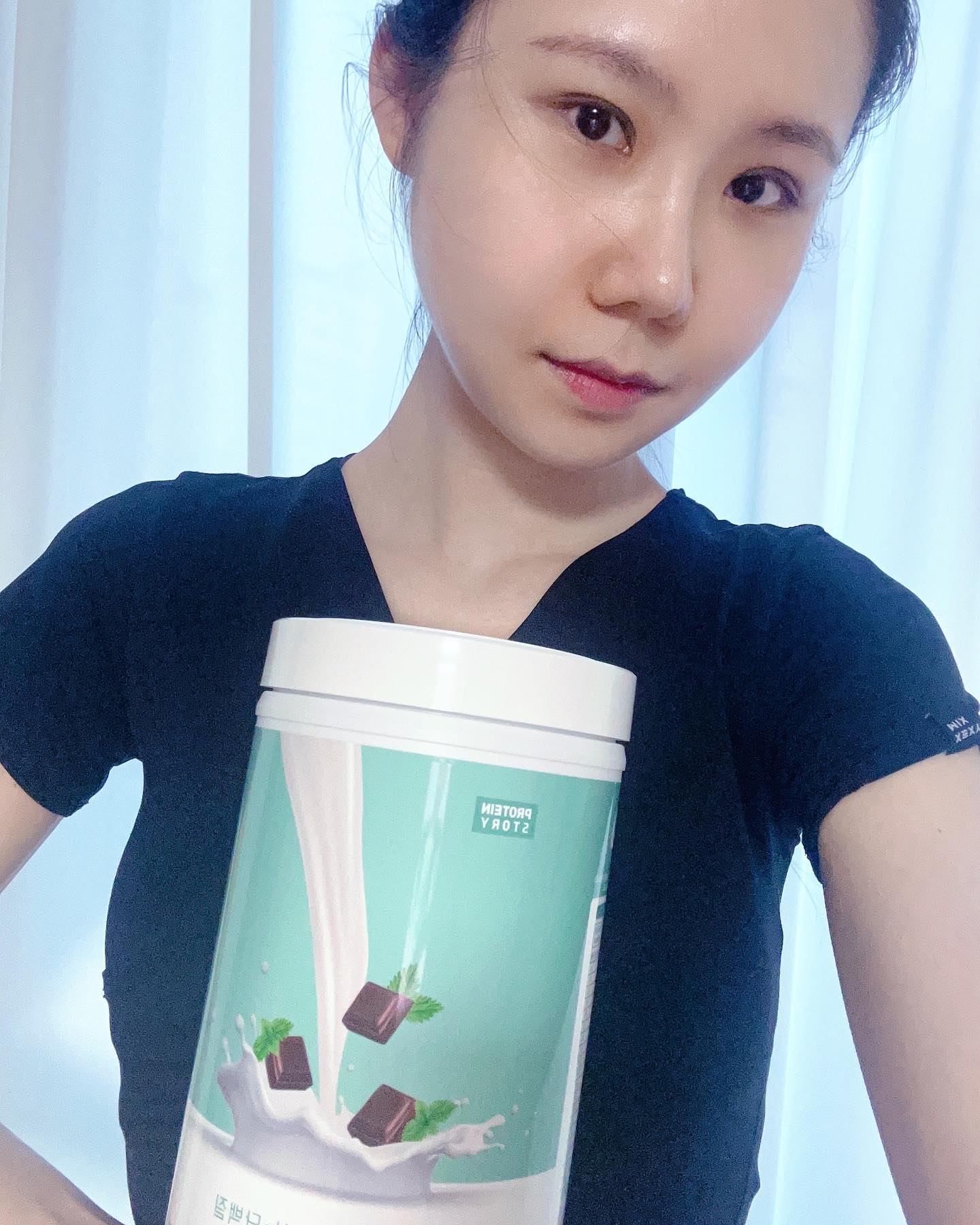 #광고 #협찬 #프로틴쉐이크 

proteinstory의 프로틴 쉐이크 민초맛을 맛보았는데요!
기분전환되는 달달한 민트초코라떼맛으로 특유의 단백질 쉐이크의 비린맛도 전혀 느껴지지 않아 너무 좋았어요!
운동 후 동봉된 스푼으로 보틀 안에 2스푼넣고 우유 또는 두유를 150ml넣고 타 마시면 간편하고 맛있게 단백질 섭취가 가능해요!
우리 신체에 물 다음으로 단백질이 가장 많이 차지하는데 결핍시 생명에 지장을 줄 수 있기 때문에 꼭 챙겨야 하는데 쉐이크 덕에 간편하게 섭취 가능해 편리해요!
 

#뷰티앤부티 프로그램에 소개된 만큼 성분 또한 우수해요!
총 216kcal 저칼로리에 단백질,식이섬유를 챙길수 있고 영양적으로 아미노산,비타민A,B,C,E,나이아신,칼슘 등 모두 챙길 수 있다는 장점이 있습니다!

맛있는 쉐이크로 영양잡힌 건강하고 날씬한 몸 같이 만들어 보아요! 총 12가지 맛으로 선택의 폭도 넓어요! 

#광고#프로틴스토리#다이어트쉐이크#단백질쉐이크#식사대용쉐이크#다이어트쉐이크추천#다이어트식사대용#식물성단백질파우더#식물성단백질쉐이크#한끼쉐이크