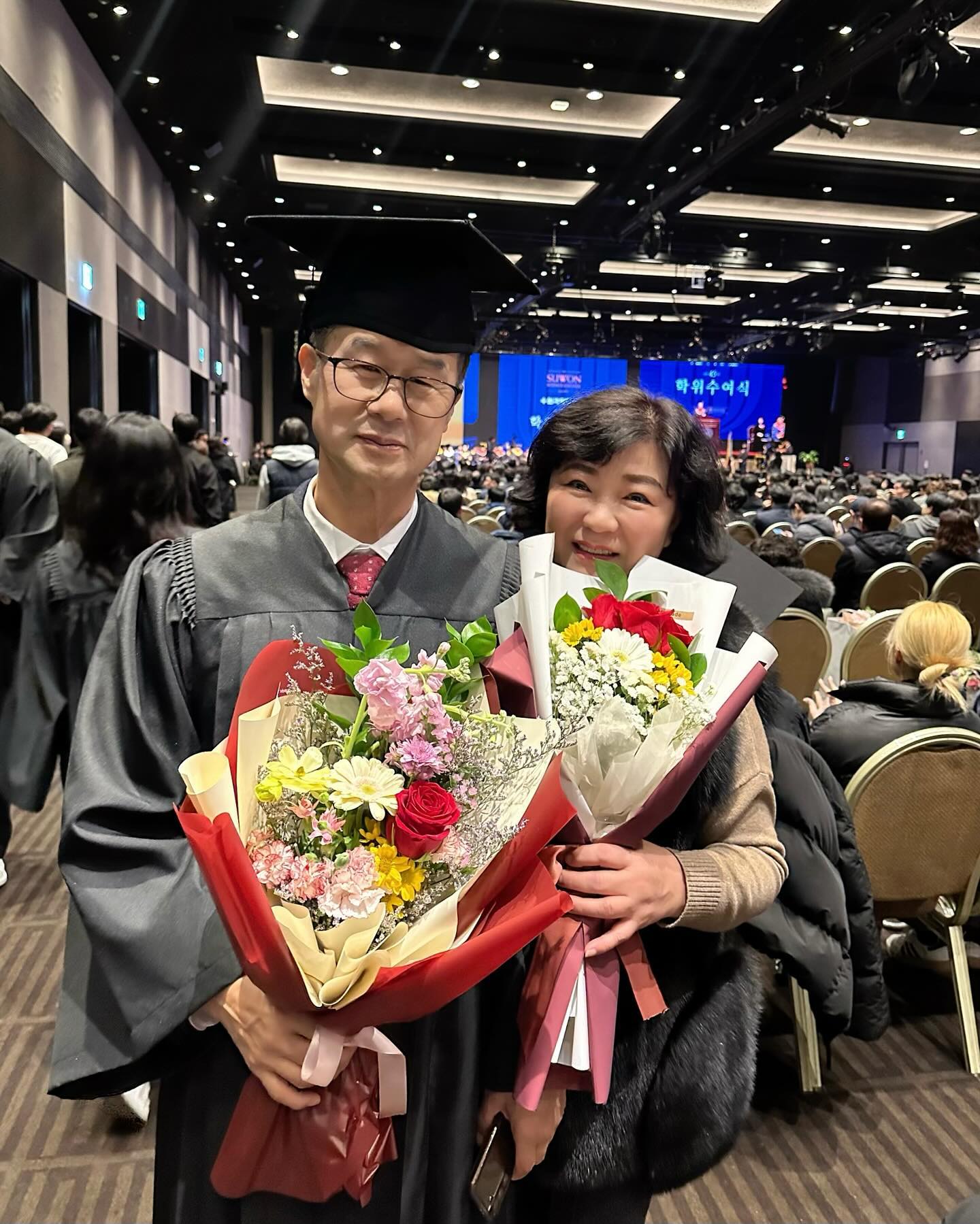 🎓사랑하는 우리 아빠 졸업식🎊
멋쟁이 만학도씨 어느새 졸업식이라니🥹💙
👏🏻🎉🥳🎊🍾🎉
내가 나온 대학교랑 아빠가 졸업한 학교랑
통폐합을 추진중이라고 하는데🤔
그렇게 된다면 내가 하늘같은 선배고
아빠는 아주 까마득한 후배네🤗🤗🤗
ㅋㅋㅋㅋㅋㅋㅋㅋㅋㅋㅋㅋㅋㅋㅋㅋ
하지만 수원대생으로써 통폐합을 반대합니다😇
ㅋㅋㅋㅋㅋㅋㅋㅋㅋㅋㅋㅋㅋ
장난이고ㅋㅋㅋㅋㅋ
우리 아빠 너무 멋지고 너무 자랑스럽고🥹🫶🏻
졸업을 너무너무 축하합니다아💙
💙💙💙💙💙💙💙💙💙