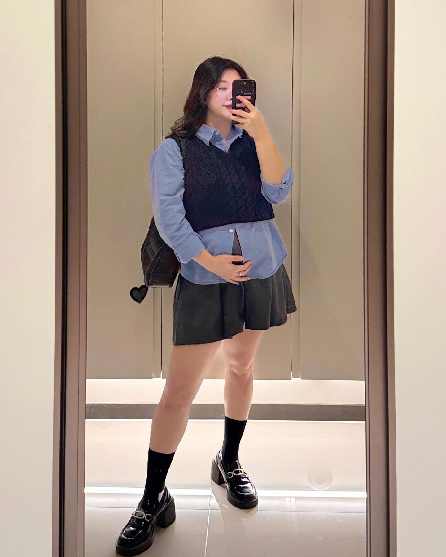 다리가 점점 부어가고
쥐가 자주 나는 요즘,
외출 전에 준비하는 동안 
압박 스타킹 신고 준비하는거 필수🦶🦶

중기 이후엔 파마해도 된다고 하길래
벼르고 벼르다 파마도 했다,
분명 C컬 펌 해달라고 한건데 
왜 나는 뽀글빠글이가 되었을까 ➿
.
.
.
#21주 #21weekspregnant #임산부룩 #일주일코디 #임산부 #임부복