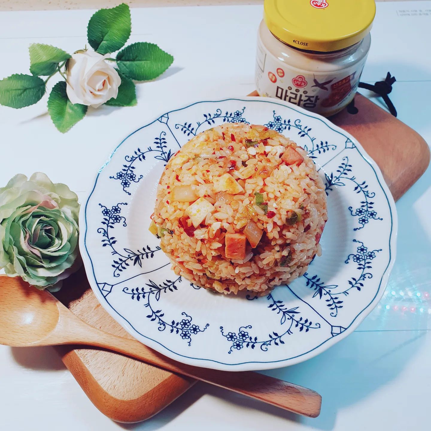 #협찬 ottogi_daily
#오뚜기 #마라장  마라맛  미쳤다리

양파&산초는 양파의 달콤함이 함께해 마라 초보도 즐겁게  먹을수있고 
와우~~밥 비벼서  김에 싸먹었더니 이 조합 무엇?
 구운 양파칩과 고추후레이크 건더기가 들어가 식감까지 좋아요 

산초&고추는 마라의 얼얼함이 살아있어 마라 고수도 맛있게 즐길 수 있다죠 고추후레이크 씹는 즐거움까지 볶음밥 해먹었더니  미쳤다 

마라장 산초&고추 https://www.ottogimall.co.kr/front/product/2877
마라장 양파&산초 https://www.ottogimall.co.kr/front/product/2878

 #마라 #마라맛