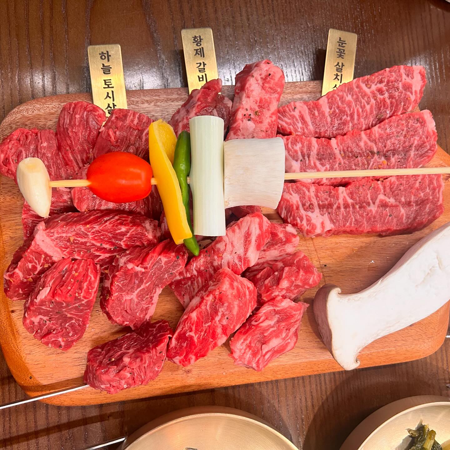 압구정화로구이🥩
요즘 압구정수산시장, 압구정편의점
압구정화로구이까지 
왜 앞에 압구정을 다 붙이는거죠?? 
압구정이 맛집이 많은가??
화로구이는 차림비가 테이블당 3500원이 있음
하지만 가격대비 양이 적지 않아 가성비가
꽤 좋은 고깃집 같음
고기도 부드럽고 꽤 괜찮고
찌개 세트를 시켰는데 소고기해장국으로 나옴~
꽤 맛있음😋