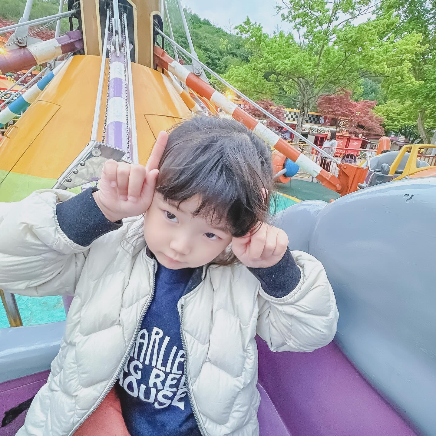 올리덕에 생각지도 못했던 평일오후 놀이공원 방문🤗
-서울랜드 AFTER6🎢

흐흐 어제 저녁에 뜬금없이 계획에도 없던 서울랜드를 다녀왔어요~
휴가도 아닌데 평일 저녁에 놀이공원이라니 진짜 생전 처음이네유😆

사실 올리가 저번주부터 유치원을 옮겼거든요~
그로인해 정말 꿀같던 6시하원이 갑자기 3시 하원으로 바뀌고,
매일매일 숙제들이 쏟아지기 생각하면서 엄마도 올리도 겨우겨우 적응을 해 나가고 있답니다😂😂😂
아니 근데 3시에 끝나니 하원후 시간이 어쩜 이리 긴가요~~~
유치원 앞에서 한참을 놀고와도 4시!!!

요즘 바이킹에 흠뻑 빠져있는 올리는 집에가는 내내 엄마 아직 햇님인데 우리 어디가? 바이킹타러 놀이공원 가자 약속해~~~(아니 갑자기 뭔…너 나한테 놀이공원 맡겨놨냐??!!)라며 징징징…
겨우겨우 아니야~조용히해~우리끼리 무슨 놀이공원이야~하며 집에 들어갔는데…두둥…아빠 오늘따라 왜 갑자기 일찍 퇴근을…🤣🤣🤣
ㅋㅋㅋ이건…운명인가요~?
이리된거 그냥 함 다녀오자~하고 놀이공원 오후권을 검색~!
짜잔~가장 저렴한 서울랜드 당첨~😆
(6시부터 입장 가능한 티켓을 14900원에 GET🤩)

6시부터 입장이라니 뭘 제대로 탈 수나 있으려나 좀 걱정이 되기도 했는데
이야…여러분 평일 놀이공원이 이렇게 꿀이군요😍😍😍
거의 줄 설 필요도 없이 타고싶은 놀이기구도 맘껏타고,
저녁때라 날씨도 선선하고구요~
올리는 내내 신이나거 엉정이를 씰룩쌜룩~🤣🤣🤣
가자마자 바이킹이나 급류탐험같은 놀이기구 타느라 어린이용 놀이기구들을 많이 못타기는 했지만(평일이라 그런지 일찍 운행을 종료하는 놀이기구들도 꽤 있더라구요~)올리가 사랑하는 바이킹은 성인용 유아용 합쳐 10번도 넘게 타고왔네요~❤️❤️❤️
그와중에 또 옆자리 친구와 안면을 트고 절친모드 돌입한 너의 친화력 진짜 리스펙~~~🤣🤣🤣

실컷뛰어놀고 레이져쇼에 댄스타임까지 더 뛰고 나왔는데저녁 8시반~!
진짜 너무 좋네요~😍😍😍
앞으로 놀이공원은 평일 저녁에만 오는걸로 결정~!
뭔가 시작은 억지로 였는데 어느새 집에 돌아오는길에 서울랜드 연간회원권을 검색하고 있었다는건 올리에게는 비밀~🤭

올리 덕에 엄마아빠까지 제법 즐거운 시간을 보내고 왔네요~
올리야 고마워~😘

다음번에는 에버랜드도 함 가보자~~~

#평일놀이공원 #완전꿀이네 #영유스트레스풀기 #대성공✌️ 
#서울랜드 6살아이에게는 최고~👍