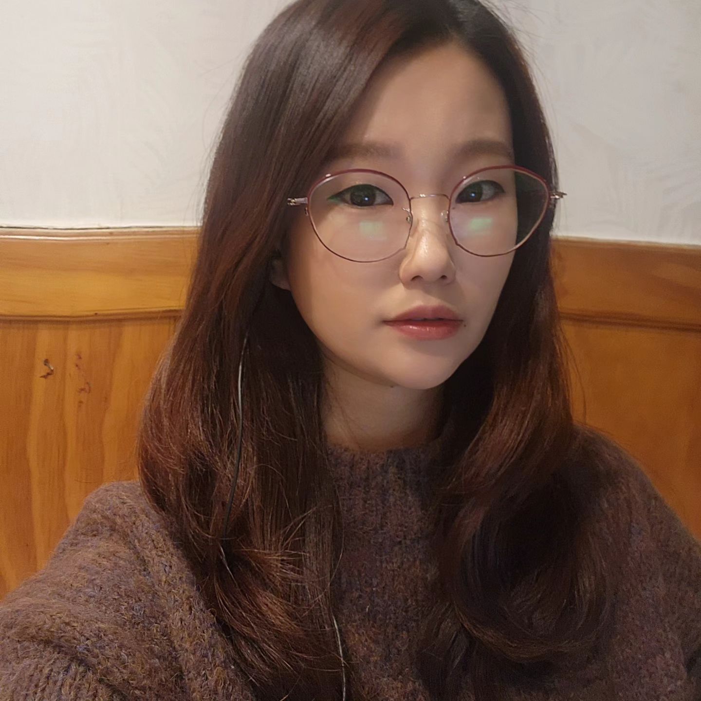 #오늘의제시

다들 오랜만입니다 🫡
제시 아픔을 뒤로한채,
일모드로 전환하여 노트북 앞에 앉았어요!!

저기 까만줄 보이시나요?
요글래 이어폰 한짝을 잃어버려서
다시 살까말까 계속 고민하면서
일단 집중할땐 노래가 최고니
엄마 줄 이어폰으로 대체해서 쓰규 있어용

크크크.... 덜렁이 제시 몬살아
지금 한쪽만 잃어버린게 몇번째인지...
항상 오른쪽만 잃어버리는거 아시는분 🙈
<응 , 일단 한명은 확보😅😅>

이제 바쁜 현생이더라도, 인스타 집중
해보도록 하께요😆
밀린 피드들 쭉쭉 이어 나가보겠습니댜❤️❤️

오늘따라 화장이 잘 먹어서 뿌듯제시💋

#인스타복귀했어요
#제시의찐리뷰들와라락쏟아낼게요
#피부관리는역시👍