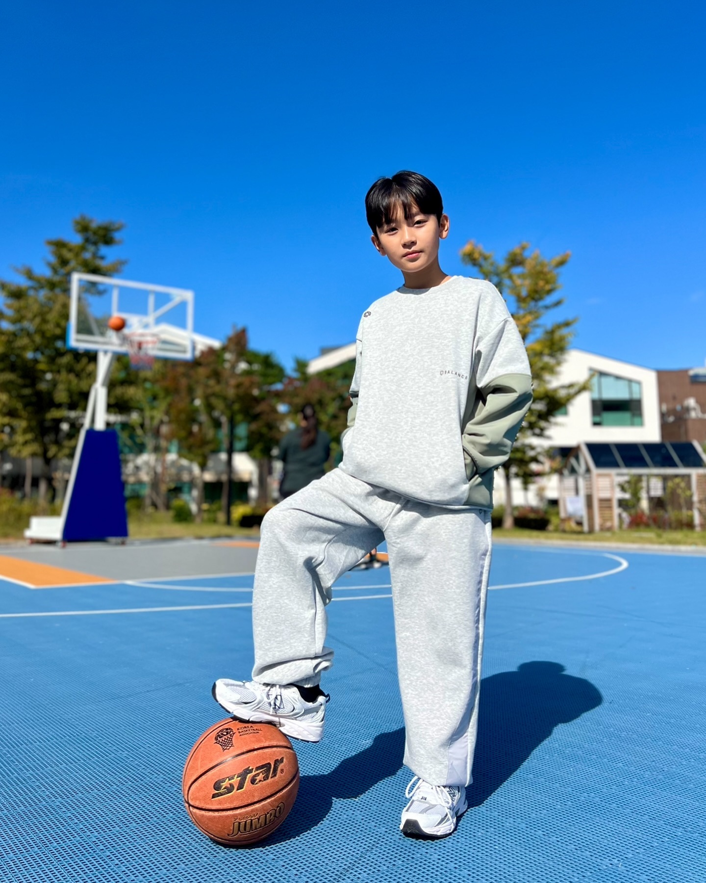 #광고 topten10kids_balance 

.
.
.
-비가 오는 화요일 아침 이예요☔️
-내일부터 온도가 많이 내려갈듯 하네요~이모들 감기조심요🤧

-밸런스만의 더블니트 원단인 ‘울트라 스트레치’ 소재로 스판성과 드라이 기능성이 있는 스포티한 스웨트 셔츠와 팬츠
-상의 소매의 배색 패치와 하의의 톤온톤 배색이 스포티하고 액티브한 느낌을 주니 요셋업 입으니 운동 음청 잘할것 같은 운동부 오빠야 같지 않나요?😁

.
📌준서 148cm 38kg 160사이즈
📌밸런스 울트라스트레치 스웨트셔츠
📌밸런스 울트라스트레치 팬츠

.
topten10kids_balance 
topten10kids_official 

.
#탑텐 #탑텐키즈 #탑텐키즈밸런스 #topten #toptenkids #toptenkids_balance #키즈운동복 #탑텐키즈서포터즈