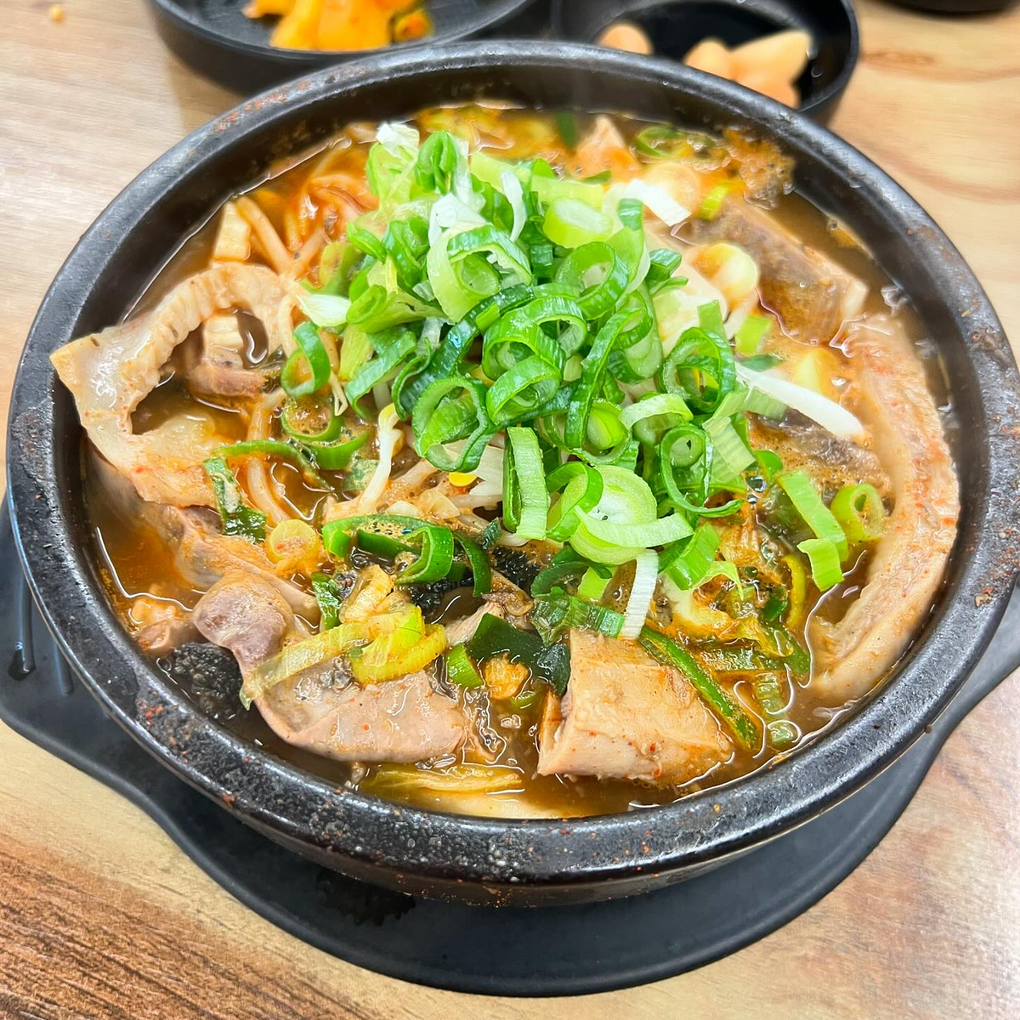 #어무이맛양평해장국 
해장국하면 양평! 주말에 급 해장국 땡겨서 다녀온 해장국 맛집이에요! 오전 10시 조금 넘어서 도착했는데 겨우 웨이팅없이 들어았어요! 아침부터 오픈하니 해장하러도 많이들 오시는것 같았어요! 
저희는 내장 포함 된 '해내탕'으로 주문했어요🐷

🍽️해내탕
밑반찬들이 나온 후 드디어 해내탕 등장! 팔팔 끓는 상태로 나온상태에서 바로 국물 한입 먹었는데, 깔끔하니 너무 맛있에요! 선지부터 양까지 내장도 가득 들어있어요! 진짜 먹다가 너무 배불러서 조금 남겼는데 돌아와서 남긴게 후회되는 맛이었어요🥲 포장도 된다하니 다음번에 또 온다면 포장도 해가야겠어요! 체인이 몇군데 있어서 다음에는 집근처에서 가보려합니다!

주차도 가능하고, 식사 후 영수증 챙겨서 옆 카페가면 10% 할인도되더라고요! 식사시간에는 웨이팅이 있지만 회전이 빠른편같아요! 근처 스타벅스 등 큰 카페들도 있어서 식사 후 들리길 추천해요😄

#맛스타그램 #먹스타그램 #푸드스타그램 #맛집 #맛집추천
#부부스타그램 #럽스타그램 #데이트맛집
#양평 #양평맛집 #해장 #해장국 #해장국맛집 #양평해장국 
#재미잇 #잼잇 #재미부부

#일상 #선팔 #맞팔 #jmt #food #daily #f4f
