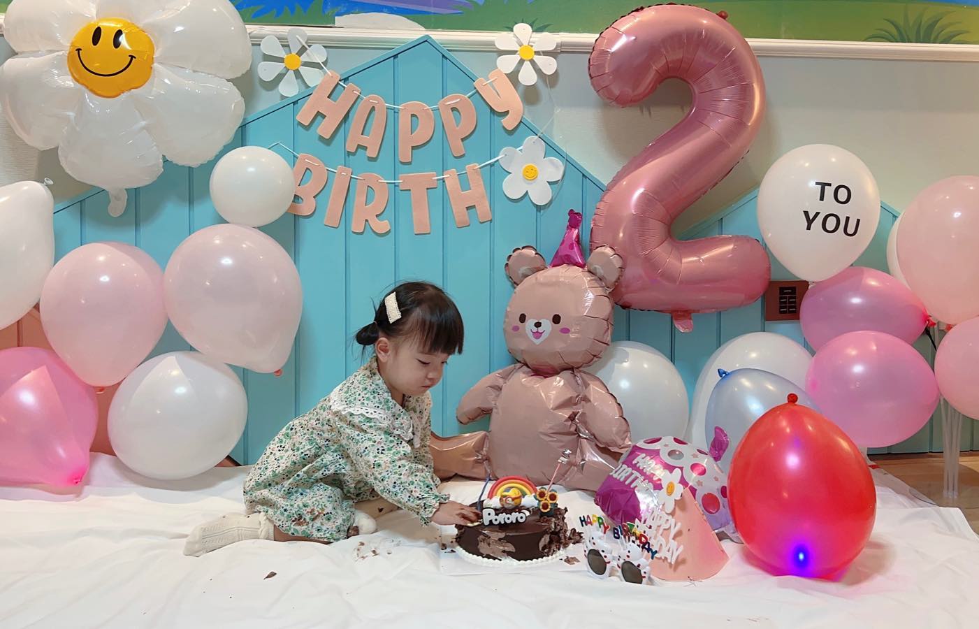 💓아린이 2번째 생일💓
못참고 바로 케익에 돌진한 아린이..
초에 불도 못붙이고 부서져버린 케익+사진 못찍은 엄빠멘탈 ㅠㅠ
세살 생일 기다려볼께 ... 
너만 행복하면 되지
엄마아빠 딸로 태어나줘서 고마워 아린아❤️