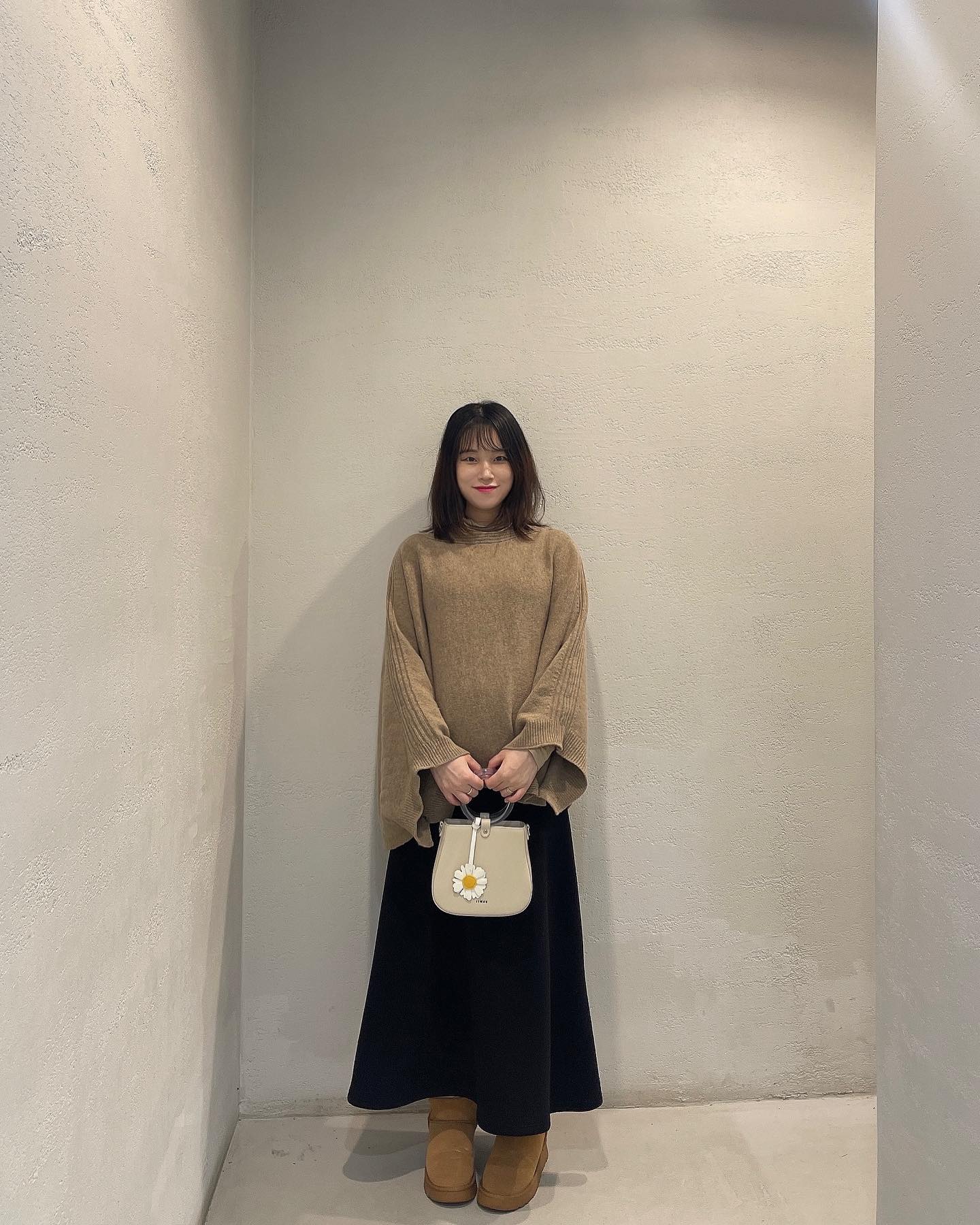 남편과의 데이트가 소중한 요즘🫶🏻
저번에 남편과 놀러간 카페 OOTD🤍

임산부가 되다보니 편한옷을 찾지만
예쁜것도 놓칠수 없지🤍
얼마전 lovoon_official 에서
보내주신 케이프🫶🏻

캐시미어라서 부드럽고 따뜻하고
편하고 핏도 예뻐서 자주 손이가는중🫶🏻