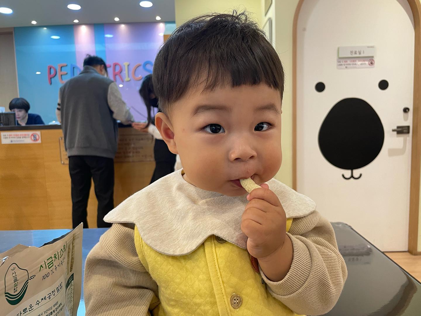 D+430
흠.... 이제 접종할때마다 열이 오르는 아드님
이번에도 허벅지가 땡땡부어버렸네🥺
그래도 컨디션은 나쁘지 않은지
어린이집에서도 잘지내고
밥도 잘먹고 과자도 야무지게 먹고😉
담주에는 A형간염이랑 일본뇌염 주사
맞아야되는데 또 미뤄야겠구만😞
⠀
#접종열 #과자는야무지게