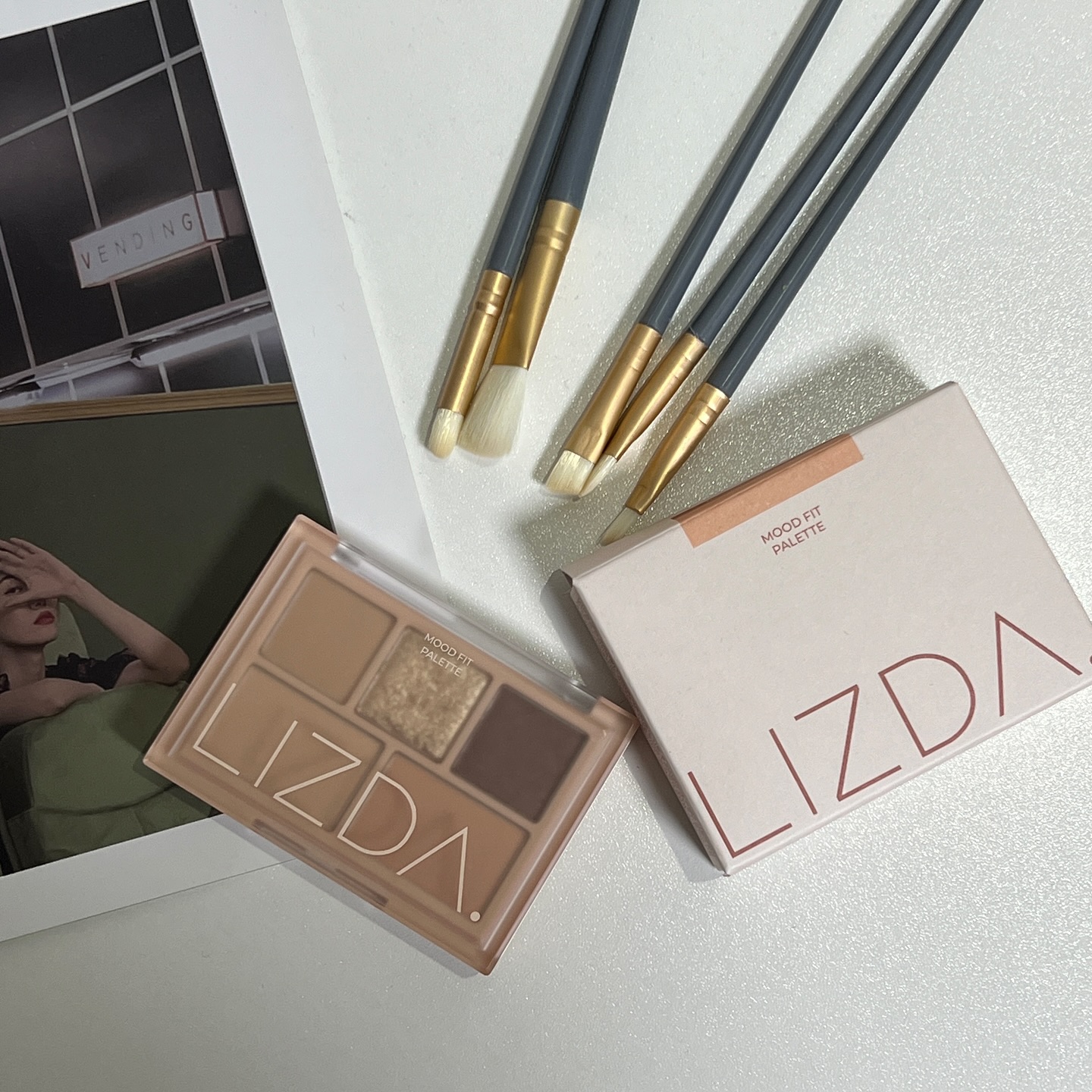 #광고 lizda_official 

내가 가진 톤과 무드의 퍼스널리함을 살린 리즈다만의 컬러 레이어링으로 분위기와 매력 상승🧡🤎 날림 없는 SOFT&COZY 살결 텍스처가 뭉침없고 날림없이 보이는 그대로 투명하게 밀착 지속시켜준답니다🥰 한 손에 착 감기는 리즈다 5구 팔레트로 어디에서나 어떤 룩에도 찰떡 궁합인 퍼스절 눈매 메이킹을 쉽고 빠르게 해보세오!

#리즈다 #메이크업 #아이섀도우 #아이팔레트 #무드핏팔레트