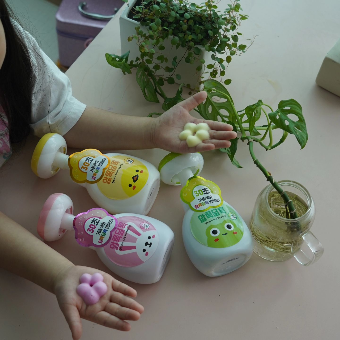 #협찬

집으로 오고 바로 욕실로 달려가게 되는 마법의 #핸드워시 

#아이에반하다 #알록달록 #유아핸드워시

30초 동안 손을 씻어야지 식중독을 비롯해 각종 질병 예방되는거 알지만 30초..채우기가 힘들잖아요? 사실 어른인 제가 채우기도 힘들더라구요 ㅠㅠ 
거기다 요새 코로나도 다시 엄청 유행하고 수족구에 여름이라 장염까지 완전 무서운 계절인데 요거 덕에 손 씻는건 한시름 덜었어요!

꽃모양 거품이 쨘! 단점은..아이가 자꾸 손을 씻을려고 합니다..ㅋㅋ

꽃모양 거품이 너무 예뻐요 목욕할때도 가지고 놀려고 함-_-ㅋ

모양과 색깔이 진짜 아이들한테 완전 취향저격! 향기도 너무 좋고 손을 씻으면서 색이 옅어지면 물로 씻으내면 끝이에요

피부저자극 테스트 완료는 물론 초미세먼지 세정력 99.54%! 미세먼지 말고 초미세먼지임!

우려성분 20가지 무첨가에 향군력 테스트 99.9%로 아이들은 물론 어른들이 사용하기에도 좋아요

특히나 카페같은 곳이나 #욕실인테리어 에 신경 쓰는 분들도 놔두면 딱일거 같아요+_+

#컬러핸드워시 #물비누 #거품비누 #손세정제 #손씻지 #손소독 #핸드워시답례품 #핸드워시추천 #돌잔치답례품 #답례품 #아이손씻기 #어린이손씻기 #어린이비누