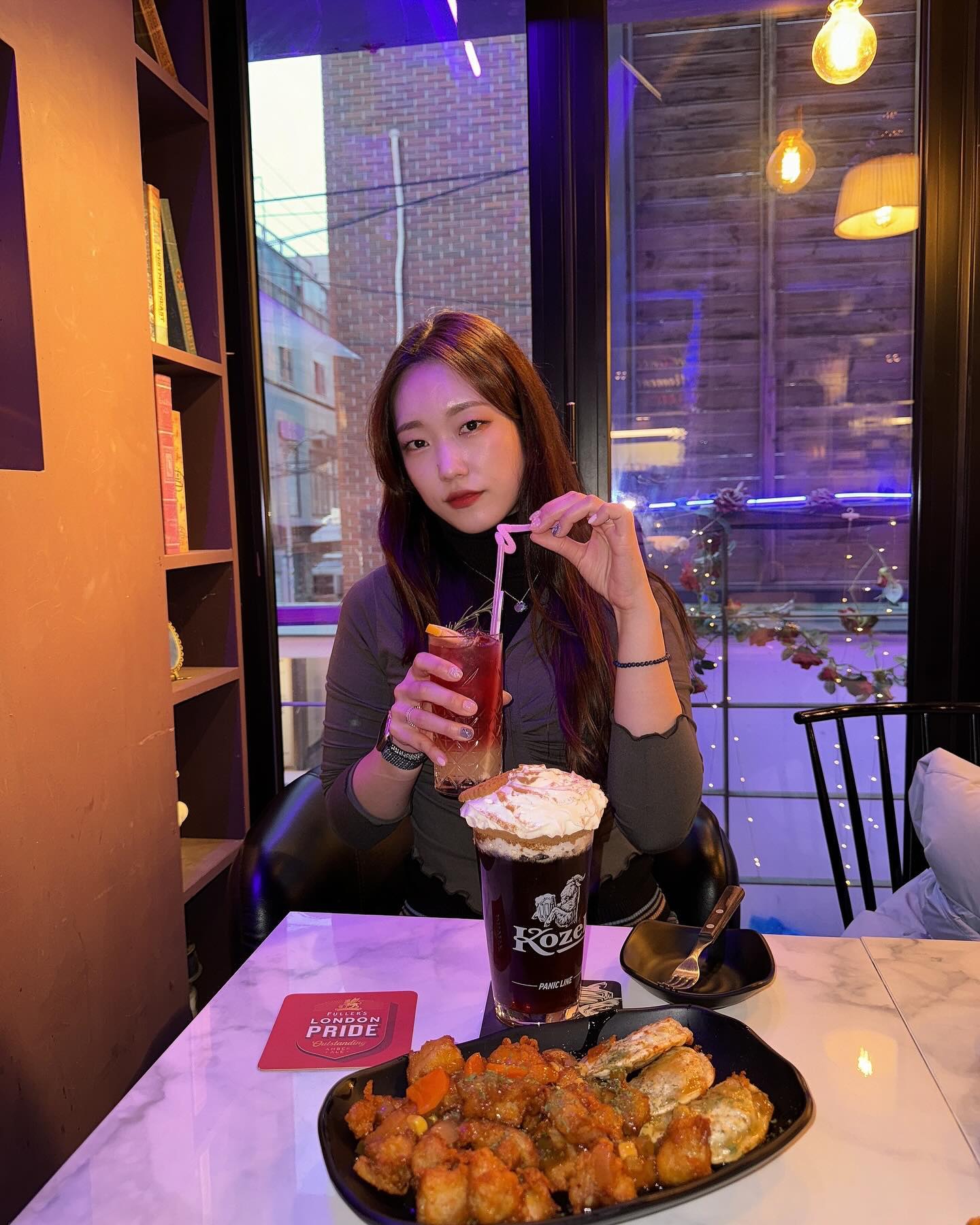 👯‍♂️탕수육이 맛있는 홍대 #블랙앤잭 

🎀고풍스런 분위기 완전 좋긔
논알콜 칵테일듀 맛있다

👀울집앞 중국집보다 탕수육이 맛나씀
담에는 하이볼이랑 블랑소맥도 먹으러 고고띠
.
.
.
.
#녜지홍대 #녜지맛집 
#홍대데이투 #food #홍대카페
#홍대술집 #홍대술집
#홍대클럽