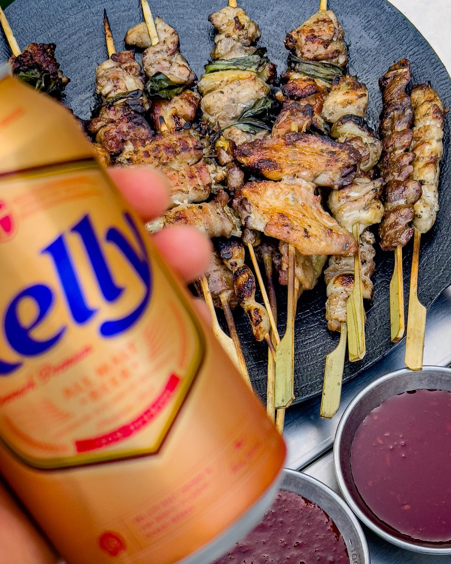 🍢🍢🍢🍢🍢

지난 캠핑 너무 더웠죠 🥵
맥주에 계절이 된 것 같아요. 
맥주 안주로는 꼬치구이가 딱이죠 😋

살코기가 많은 닭꼬치는 숯불에
촵촵 구워주고 아이 밥 한끼 뚝딱!

잔불에 싹 올려서 와이프랑 도란도란
맥주 마시면서 꼬치구이 뜯다보면
시간이 술술 금방 가네요 😁
개인적으로 닭껍데기와 은행꼬치 추천👍

부족하지 않은 소스, 세가지 맛🤟
더운 날씨에 음식에 공들이지 마시고
‘모듬 수제 꼬치’ 하세요 🫶

#협찬#백년밥상#맥주안주#술안주#캠핑음식#밀키트#캠핑밀키트#캠핑요리#캠핑간식#수제꼬치#닭꼬치#은행꼬치#닭껍질꼬치#닭날개꼬치#염통꼬치#파닭꼬치#오마카세#꼬치구이