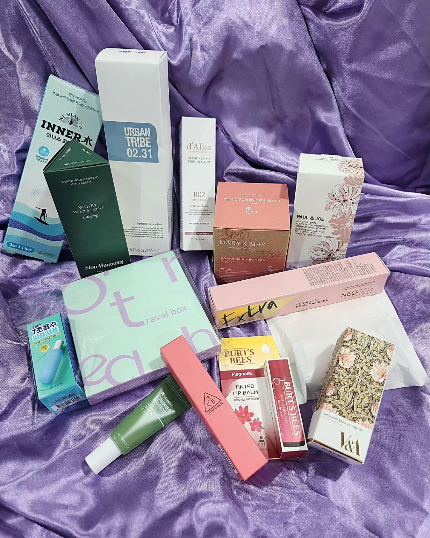 #협찬

다들 곧 발렌타인데이인데 선물 고르셨나요?!🎁

작년에 이어 발렌타인데이를 맞아
얼루어 발렌타인박스가 도착했습니당💜

이번 구성도 뭐 하나 빠뜨릴 수 없이
너무 좋은 구성이에요😉

자세한 브랜드와 제품명은 마지막 영상 참고해주시고
기분좋은 발렌타인데이 보내세요👩‍❤️‍👨

allurekorea
#얼루어발렌타인박스 #얼루어 #네오젠 #달바 #루미노베이션 #리더스코스메틱 #마리엔메이 #버츠비 #세이브 #스킨1004 #슬로우허밍 #어반트라이브 #오어스 #이너수 #폴앤조보떼 #3CE #CNP #V&A