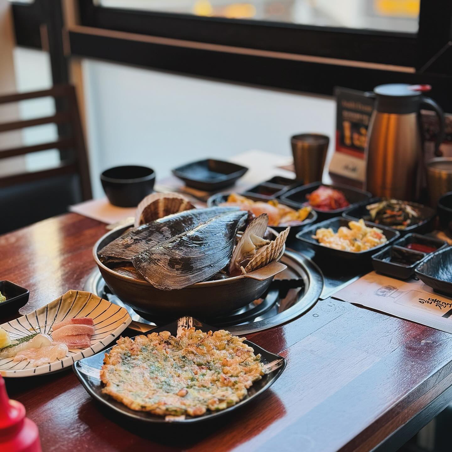 #협찬 
.
강남 최고 해물탕 맛집인 해랑에서 제주보다 더 신선한 해물탕으로 입호강 뿜뿜➰🦑🦪🐚🦐 ✨
종류도 다양한 싱싱한 해물들이 듬~뿍듬~뿍!
마지막 산낙지까지 대박!! 
도대체 몇가지야아~~~🤩 

보기만 해도 강추위 날려버릴듯한 보양식이 따로 없었음!👍🏻
뜨끈한 해물탕으로 몸보신 한 것 같아요오🤩
국물맛이 정말.... 말모말모!!🙈
 
기본찬들도 다양하게 나오고 입에서 살살 녹는 제철 방어회와 방어초밥까지 완벽 그 잡채!!✨

컨디션만 더 좋았더라면 낮술각!!🍶🤣
해물탕 맛집답게 다시 생각날 정도로 국물맛이 정말 최고였어요👍🏻
담엔 낮술모임으로 가즈아!🤣

모임이나 회식장소로도 좋을 만큼 넒은 쾌적한 곳!
프라이빗한 장소까지 너무 좋았어요🙌🏻

🦞논현동해랑
서울 강남구 봉은사로1길 39
영업시간 : 16:00 ~ 23:00
.
.
.
#논현동해랑 #강남해물탕 #프리미엄해물탕 #해물탕맛집 #산낙지 #논현핫플 #강남핫플 #협찬 #랍스타사시미 #랍스타 #생생정보통 #논현먹자골목 #해물탕 #사시미 #특별한날 #데이트 #부모님생신 #제주보다더신선한 #관광필수코스