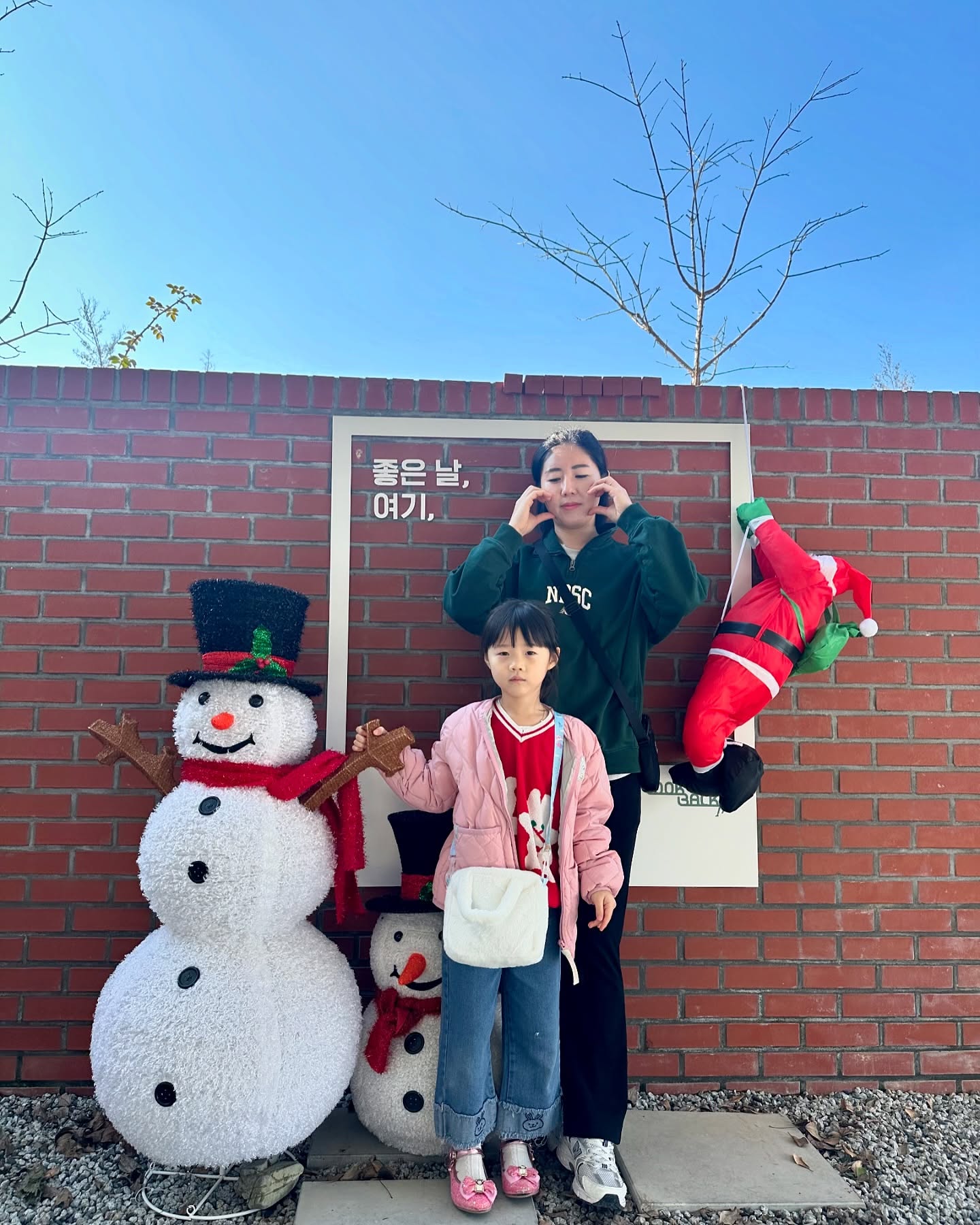 🐻
#20241124

혀니이모 서울 가기 전 커피 한잔🧑‍🎄
서현이가 좋아할 카페 찾아서 ~ 고고씽
크리스마스 분위기로 너무 잘 꾸며놨다💖
산타궁딩이에 정신 못차린 서현이
엄마랑 이모 언제쯤 정상적인 대화를 이어서 나눌수있을까😕

#세종#세종카페#트리카페#룩백#크리스마스분위기#좋다
#나중에또와야지#이쁜카페