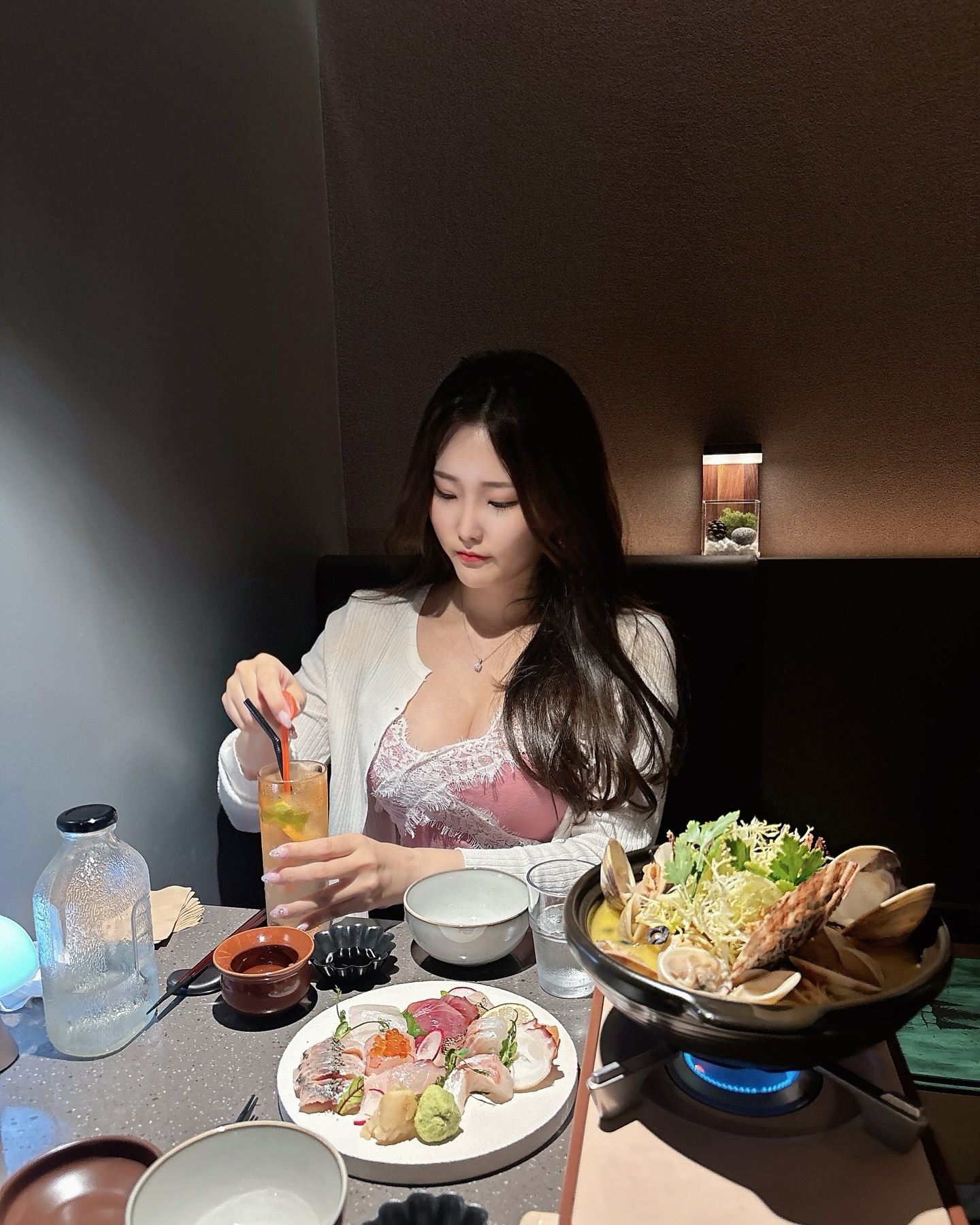 신싱 방이동 이자카야 파인트리에 다녀왔어요💖
분위기가 너무 좋아서 놀랬답니다..🙊
데이트하기 좋은 2인 좌석으로 되어 있어서
소개팅자리나 연인과 함께 방문하시길 추천드려요!

▪️사시미 모리와세(50,000원)
▪️조개 버터술찜(30,000원)
▪️새우볼 후라이(18,000원)
▪️피치트리 하이볼(9,000원)

재료 퀄리티가 정말 신선한게 느껴지더라고요🫶🏻
매장 분위기와 메뉴들이 정말 고급스러워요..!
저희는 하이볼과 함께 메뉴 3개를 먹어봤는데
비주얼에 반하고 맛에 한번 더 반했어요😚
새로 생긴 방이동 이자카야에서 좋은 시간 보냈습니다🤎

시끌벅적한 먹자골목에서 조용하게 대화하기 좋은
이자카야를 찾으신다면 방문해보세요🌙

#협찬 #방이동파인트리 #방이동이자카야 #파인트리 
#방이동맛집 #방이동술집 #방이동데이트 #먹스타맞팔