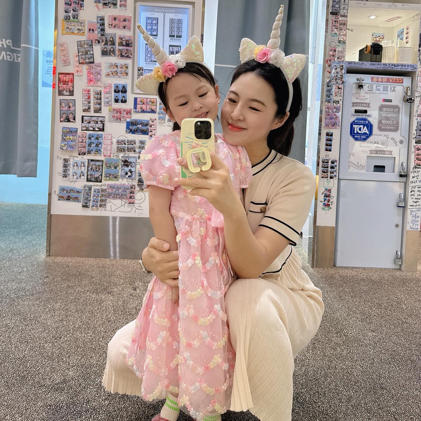 -
대구에 가면 늘 찍는 포토존🩵
하은이 성장 사진 한몫하쥬👍🏻
요즘 부쩍 커진 느낌 떠하은
새롭고 또 놀라운 요즘 👧🏻
엄마도 잘 기억하고 잘 느낄께 딸아♥️
건강하고 바르게만 커다오🙏🏻
.
.
#기록하기#엄마와딸#하은맘#5세여아#아기모델#키즈모델#엄마랑거셀#거울샷#전신스타그램#쥐띠맘