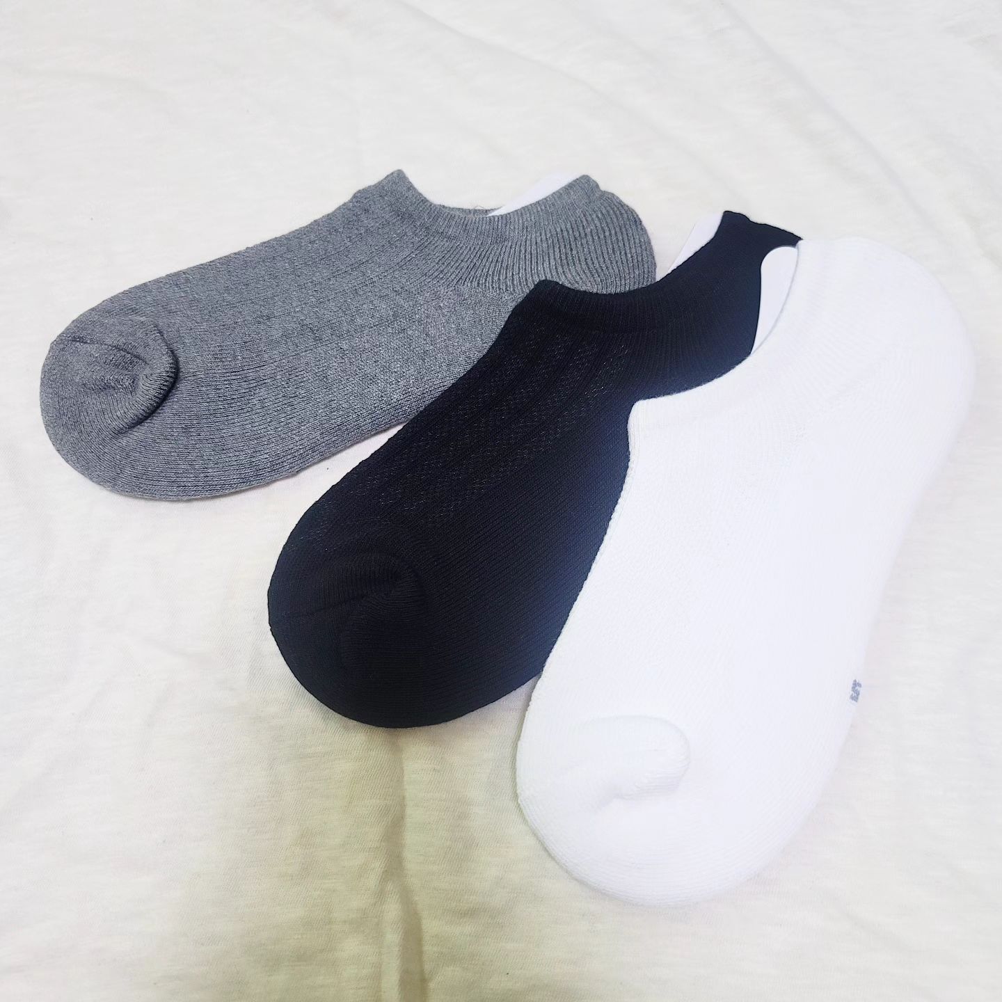 #협찬

쿠션스니커즈 양말
윈드스카프

발바닥 파일조직에
쿠셔닝이 덧대어져,
발이 확실히 덜필요한 
쿠션 스니커즈 양말 소개해요!

기능성 원사로 만들어져
땀도 잘 흡수될뿐더러.
또하나의 비밀은 
뒷꿈치 실리콘 처리가 되어
격렬한 운동해도 하나도 안벗겨지더라구요!

편하고 예쁜 발목양말이라
어디서든 얘만 찾게되네요!

💜구매처 ; https://smartstore.naver.com/love54866/products/5072969080

#쿠션스니커즈#발냄새양말 #필라테스양말 
#덧신양말 #발목양말 #안벗겨지는양말  #윈드스카프 #필라테스양말 #발목양말 #양말추천
