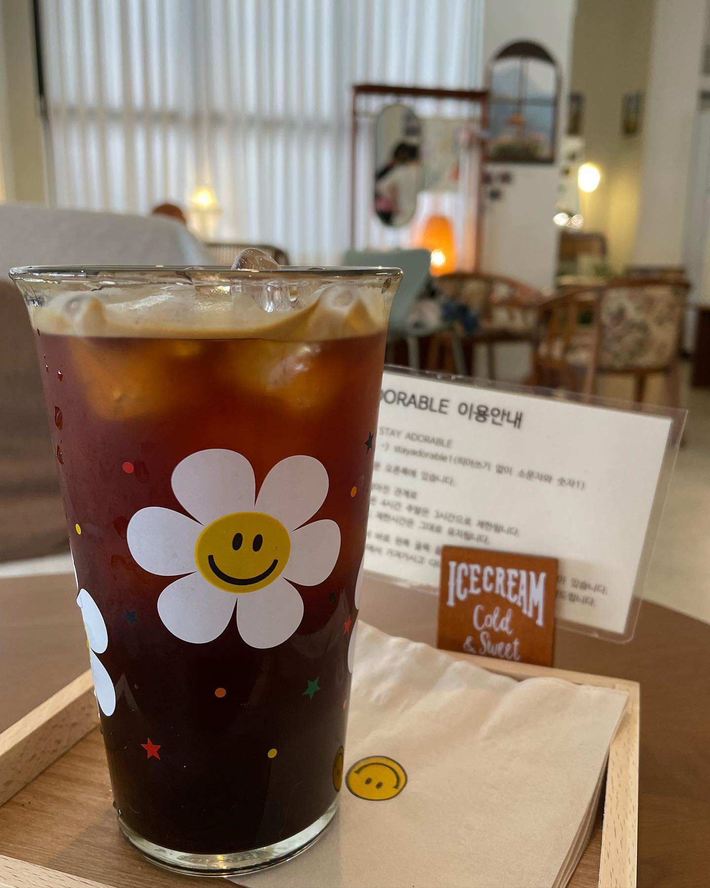 봄에 가기 좋은 아기자기하고 사랑스러운  cafe_stay_adorable 

🌼봄햇살을 맞기 좋은 카페를 찾다가 채광이 잘 들어오고 넓은 공간인 cafe_stay_adorable 찾았어요! 

🪑탁 트인 공간때문에 개방감이 느껴지더라구요. 좌석 배치들도 옆 손님과 가깝게 느껴지지 않도록 해놔서 심적 부담감도 없었어요. 테라스 2인석부터 7인석까지 넉넉히 앉을 수 있어서 단체 손님들도 부담없이 오실 수 있을 것 같아요 :-)! 

🛋️요즘 카페 안에 소품들 자세히 보는 편이에요. 스테이어도러블은 조명이나 책이나 꽃들을 센스있게 인테리어 해서 어떤 컨셉을 갖고 있는지 한 눈에 알 수 있었어요. 
🪞포토존도 마련되어 있으면서도 빈티지한 꽃무늬 의자나 나무 테이블, 묘한 미드센츄리 느낌의 가구들 덕분에 대표님의 센스를 엿볼 수 있었고 음악들도 익숙하면서도 편안하게 듣기 좋은 팝 위주의 플리들을 틀어서 전 너무 좋더라구요. 

🪧또 다른 센스를 엿볼 수 있었는데, 바로 안내 푯말이에요. 
요즘 카페 가면 와이파이나 화장실, 사용 시간 등 이슈들이 많은데, 그런 이슈들을 한눈에 해결할 수 있도록 했어요. 이런 센스와 배려가 있어서 눈살 찌푸리지 않을 수 있겠더라구요:-)! 

🍰커피와 베이커리류도 깔끔한 맛이었어요. 고소한 원두를 쓰셔서 레몬 파운드와 페어링이 너무 좋았고, 파운드도 많이 부스러지지 않아서 깔끔하게 먹을 수 있었어요. 다음에 가면 다른 케이크도 먹어봐야겠어요😋

☘️은근 중요한 화장실도 불쾌한 냄새 하나 안나고 아기자기한 포스터와 플랜테리어 때문에 CX부분을 잘 신경쓰고 관리하고 있구나 느낄 수 있었어요🙂

🌸봄이 가기 전에 정말 한 번 더 가고 싶은 곳이에요! 주말에는 웨이팅이 있을 정도로 인기있는 곳이니 평일 오후나 저녁 시간대가 좋을 것 같습니다 ت! 

#카페추천 #공간추천 #죽전카페거리 #죽전카페 #카페 #카페인테리어 #카페맛집 #단국대카페