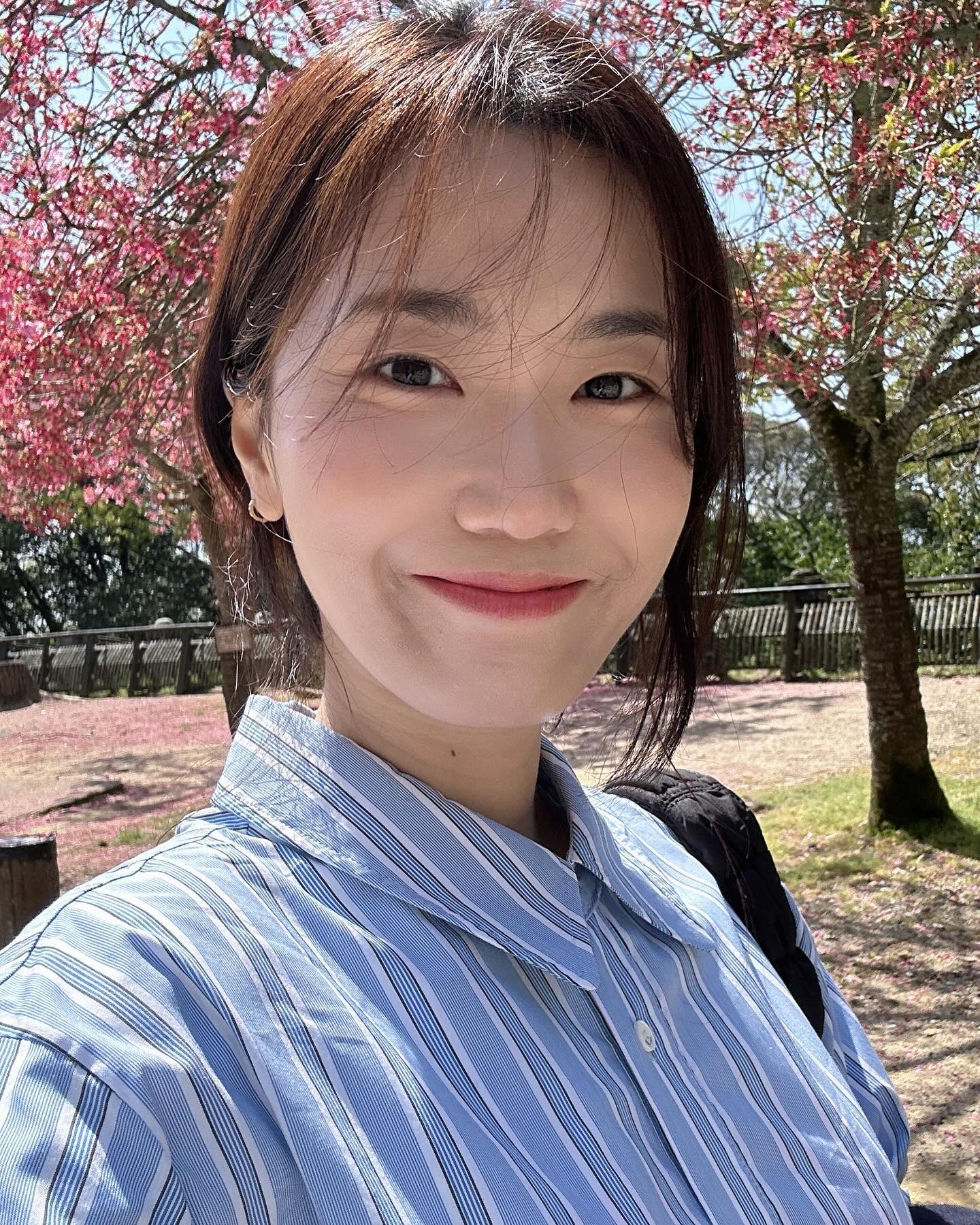 #올리브영 #삐아로틴트

물처럼 가벼운 발림성으로 끈적임 없이 
산뜻하게 레이어링되고
레이어릴 할수록 맑고 투명한 광채와 선명한 컬러까지

FLORAL TEA COMPLEX 함유로 
물 머금은 듯 맑고 투명한 수분광 연출✨

요플레 현상 없이 수분 막만 분리되어
오랜 시간 유지되는 컬러감이 너무 예쁨🫶🏻

04. 매그놀리아 로
오렌지 레드 한 방울, 클래시 코랄❤️

bbia.official

#협찬 #삐아 #삐아색조맛집 #bbia #로틴트후기
#삐아로틴트 #삐아인증이벤트 #올리브영