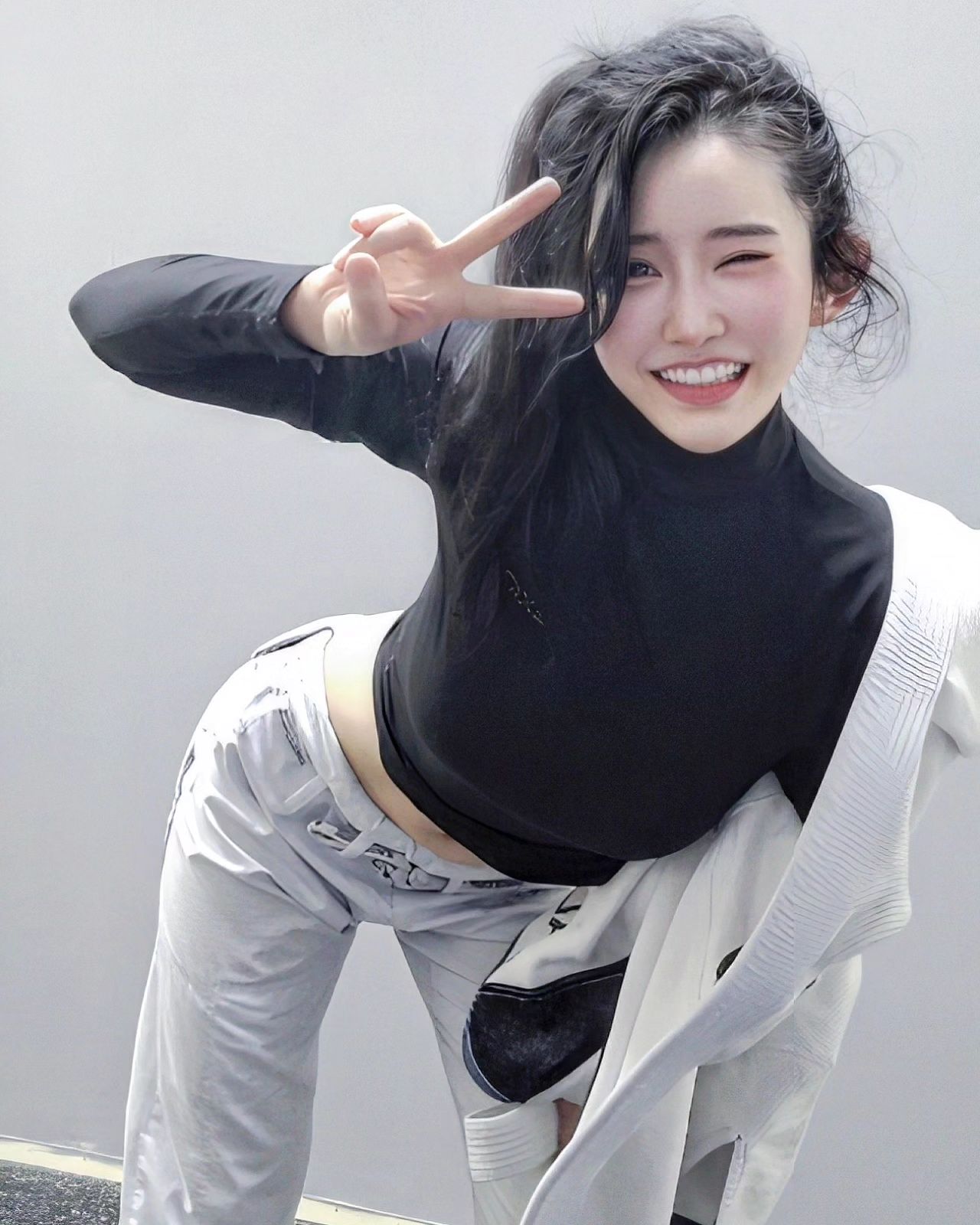 24.02.16.금 ~ 17.토

금요일은 스파링 데이라서 
스파링 두타임 했어요!
이번주는 달에 한 번 오는 마법 시즌도 겹치고
(아주 고냥 찡찡몬이 되는 기간🧸🫠)

부상 재활 및 치료도 겹쳐서..
운동을 제대로 못했거든요.

주짓수 도장 관장님과 관원분들의 배려로
즐겁게 운동했어요.

서브 미션 없는 롤링으로 
움직임 위주로 하며 웜업 하며 몸 푼 뒤
스파링 했네요.

예전과 다르게 움직임이 소극적으로 됐어요
다칠까봐 무섭기도 하고
다치면 가장 속상한 걸 아니
상대방에 맞춰 스파링을 하다보니
배로 힘들더라구요..!

무릎 꿇고 앉아있으면 마운트 각이 나와도
다르게 하려해요.
혹여나 유연하지 않을 시 발목이 꺽이실수도 있고..
그냥 예 뭐 그렇네요!☺️

죽일듯이 씩씩대며 하는것보단
제가 지더라도 상대방분이 안 다치게
그렇게 플레이하는게 좋아요.☺️

이번 스파링은
암바랑 앵클락으로 탭을 몇 번 받아냈네요.
확실히 전 힘이 부족해서
힘이 쌘 분들 만나면 되도록이면 더 조심해서 신경써서 하고
압박을 안당하려고 노력해요.

힘이 부족한지라 압박 당하면
아무것도 못하겠더라구요.
아직은 이게 힘 부족인지 제가 그냥 못해서 그런건지 모르겠어요.

그래도 확실한 건 숨이 턱 까지 차서
온 몸이 땀에 젖어 재밌게 운동했어요.

머리카락이 촉촉하게 젖었네요!ㅎㅎ

주짓수 관장님이 안그래도 제 부상에 대해 걱정해주셨어요.
항상 폐만 끼쳐 죄송하기도하네요..!
몸 좋아지면 주말 선수부도 전처럼 나가고싶어요.🥋

그나저나 토요일날 골드레슬링 태릉점에서
지인분과 운동하기로 했는데 끙..
알람 못 듣고 일어나서 같이 운동못해
관장님과 지인분께 죄송하네요..🙇‍♀️🥺

요즘 바쁜 회사에서 제게 주어진 일도 잘 해내고싶고
연애도 운동도 저에게 주어진 모든 것을
책임감 있게 잘 해내고 싶어요.

예전에는 잠까지 줄여가며
칭찬 듣고 싶어 열심히 했는데
요즘은 요령이 생겨
이렇게 내가 버티며 해낼려면 잘 쉬어야하는것도
과정중에 하나라는 생각이 들더라구요.

주말마다 저에게 행복감을 선사해주는
meatbot7 에게 감사해요.
깍쟁이에 맨날 뇨뇨뇽되는 저에게 잘 맞춰주셔서
감사합니다.🤭🩷

이번 주말도 잘 쉬고
다음주도 운동 화이팅 잘해볼게요!
다들 부상없이 즐거운 운동라이프 보내자구요!💪🏻🥋🤸‍♀️🤼‍♀️
⠀
⠀
⠀
⠀
⠀
⠀
⠀
⠀
⠀
⠀
⠀
⠀
⠀
⠀
⠀
⠀
⠀
⠀
⠀
#주짓수 
#주짓수하는여자
#주짓떼라
#운동하는여자
#운동하는직장인
#오운완
#레슬링
#링피트
#jiujitsu
#jiujitsugirls
#wrestling