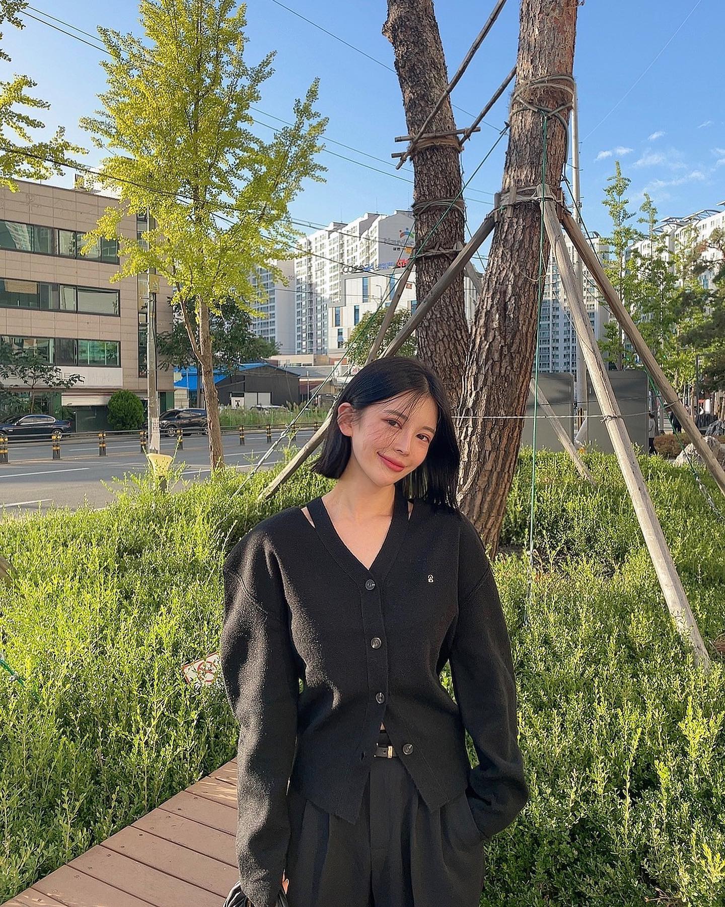 #광고 nain_official vastyle.official 

요즘 부쩍 쌀쌀해진 날씨🌬️🖤
나인 가디건과 슬랙스로 코디 해쥬세요🫶🏻🖤

#아틀리에나인 #ateliernain #바스타일 #vastyle