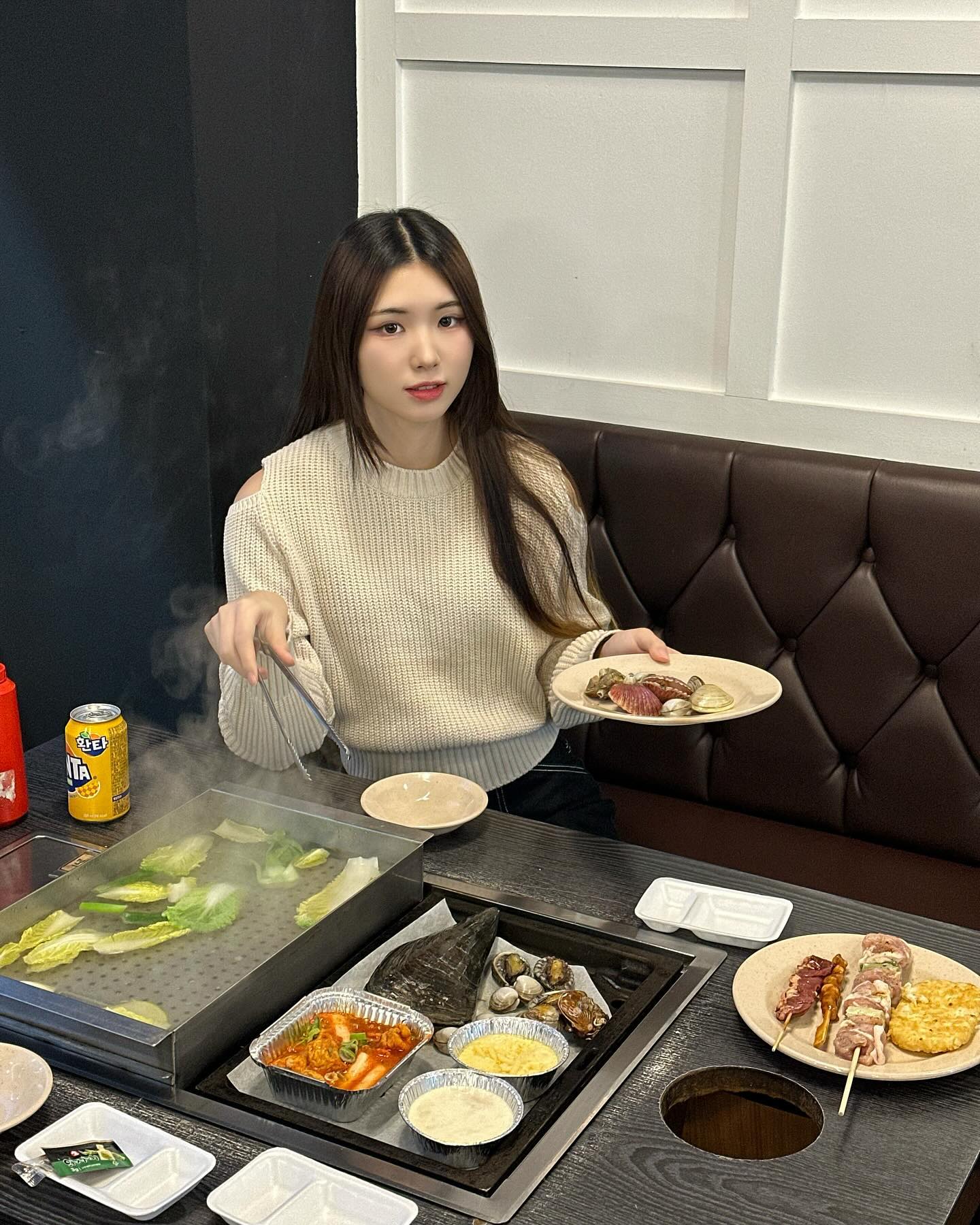 #광고

평소에도 조개 너무 좋아하는 편인데,
이번에 새로 생긴 조개 무한리필 집이 생겨서 다녀왔어요!

요기는 조개만 무한리필인게 아니라 고기까지 무한리필이라 진짜 이렇게 주셔도 남는 게 있을까 생각했는데요🫢

전복, 키조개, 가리비, 백합 등등 다양한 조개들도 상태가 좋고 사이드 메뉴들이나 꼬치도 맛있어서 진짜 배 터지게 먹고 왔습니다🫶🏻

게다가 직원분들도 친절하셔서 담에 또 방문하고 싶은 맛집이에요!

📍 경기 수원시 영통구 대학로 20 1층 101호 황금고래

#수원맛집 #이의동맛집 #경기대핫플 #경기대술집 #광교맛집 #광교호수공원맛집 #황금고래 #조개찜맛집 #조개찜무한리필 #무한리필맛집 #맛집추천 #가성비맛집