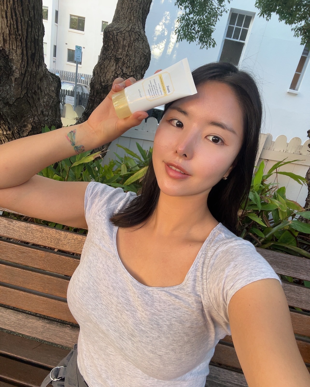 #협찬 [Dear, Klairs] all day airy sunscreen

언제 어디서나 사용할 수 있는 ‘올 데이 에어리 선 스크린’으로, 햇빛 아래 반짝이는 멋진 일상을 즐겨보세요.

깐깐하게 검증된 SPF50+ PA++++ 의 자외선 차단력은 우리의 피부를 자외선으로부터 보호해주며,
안심하고 일상을 즐길 수 있게 해줍니다.
-
-
-
#제품제공 #클레어스 #올데이에어리선스크린 #선크림 #선크림추천 #무신사뷰티 dear_klairs #Klairs #무신사뷰티추천템 #썬크림 #loveklairs