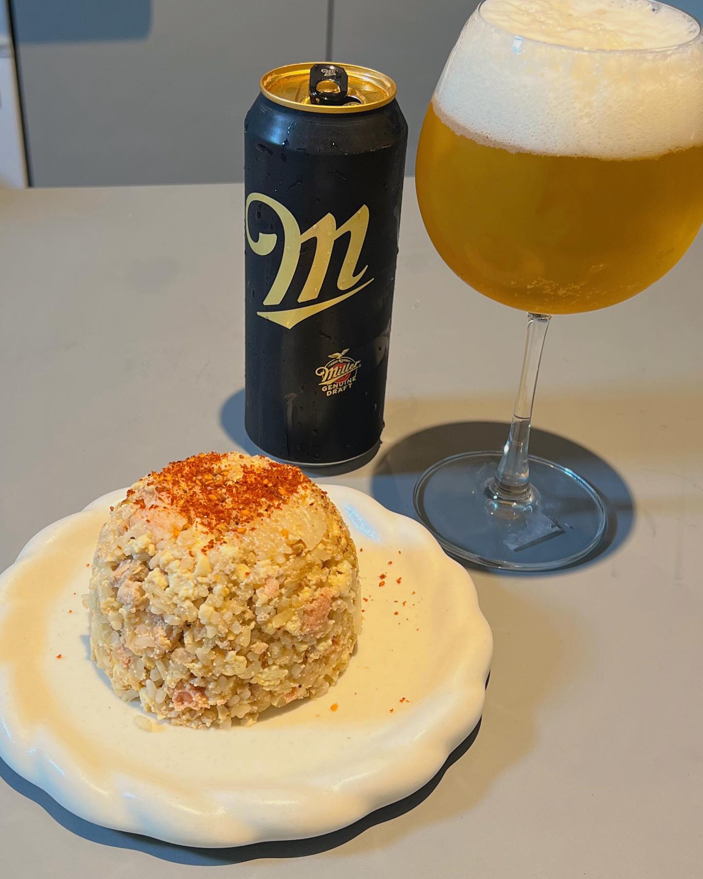#협찬 #miller #맥주추천
[깔끔하지만 무게감있는 라거 맥주]
4캔 12,000원 행사중

밀러 패키지를 바꿨더라구요? 훨씬 멋있고 맥주맛에 어울리는 것 같아요 무광에 금색 패키지..! 맥주들 사이에서 존재감이 장난 아니예요 ㅋㅋㅋ 디자인은 해가 진 후, 세상이 어두워졌을때 밀러의 시간이 다가온다는 의미를 담았다고 합니다😁

전 퇴근 후 가끔 볶음밥에 맥주마시면서 힐링해요 ㅎㅎㅎ 볶음밥엔 라거맥주이므로 오늘는 밀러❤️ 너무 쓰거나 탄산이 과하지 않아서 저녁에 반주하기 딱 좋아요! 그렇다고 밋밋하진 않고 연하게 나는 과일향이 아주 매력적이예용 밀러는 개인적으로 기름들어간류랑 어울리는 것 같습니다 튀김 볶음밥 

항상 인기있는 이유가 있는 miller 오늘 저녁 추천드립니다😆

#밀러 #밀러제뉴인드래프트 #MGD #Miller #수입맥주추천 #라거추천 #저녁반주 #맥주안주 #맥주스타그램 #술스타그램