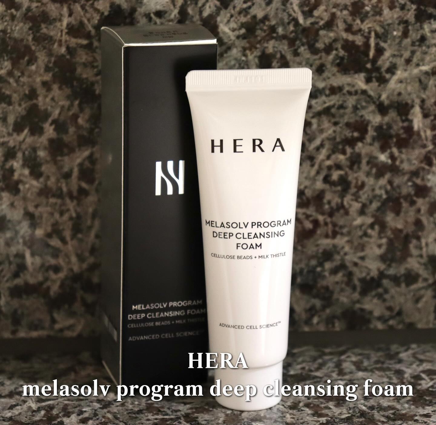 HERA Melasolv program deep cleansing foam
헤라 멜라솔브 프로그램 딥 클렌징 폼 
용량 200g / 가격 35,000원
* 제가 받은 건 50g 제품이니 사이즈 참고 하세요! 

내용물을 처음에 짜면 핑트색 알갱이같은 게 있는데요,
각질제거에 효과적인 셀룰로오스 비드 성분이 함유되어 노폐물을 깨끗하게 제거해준다고 해요
​
사실 저는 피부가 얇고 민감해서 알갱이가 있어서 스크럽되는 폼클렌징은 선호를 안하는 편이거든요? 근데 이 제품은 물리적 자극이 없어서 아주 마음에 듭니다
​
제형은 너무 묽지 않고 그렇다고 완전 되직하지도 않고, 쫀득한 거품이 생기니 더 열심히 코 옆, 인중 구석구석 열심히 세안해주기 좋아요👍 
​저는 수부지 피부라서 세안 전 피부에 겉도는 유분감이 많았는데, 세안 전과 후 비교 사진을 보면 세안 후 깔끔하게 클렌징 된 걸 알 수 있어요

불필요한 유분이 사라지고 적당히 뽀송해진 걸 느꼈는데요
일반적으로 딥클렌징폼에서 느껴지는 뽀드드득한 마무리감이 아니라 저는 오히려 더 좋았어요❤️
​
세안 후 사진촬영을 위해 바로 스킨케어 단계를 하지 못했는데 당김이 없어서 
오, 이거 딥클렌징인데도 불구하고 속당김은 없네? 하고 좋아했거든요
​
궁금해서 폼클렌징 전성분을 찾아보니 올리브오일에서 유래된 계면활성제를 추가해서 세안 후 당김이 없도록 만들었다고 해요 

헤라 폼클렌징은 처음 사용해보는데 헤라 브랜드는 색조만 잘하는 게 아니었군요〰️
오랜만에 폼클렌징 마음에 드는 상품 하나 알고, 에딧샵에도 추가해두고 갑니다🫢 
(에딧샵은 프로필에 링크 걸어두었어요)
#제품제공 #헤라 #헤라폼클렌징 #헤라멜라솔브프로그램딥클렌징폼 #헤라멜라솔브딥클렌징폼 #hera #heramelasolvprogramdeepcleansingfoam #에딧샵오픈 #에딧샵 #a_ditor