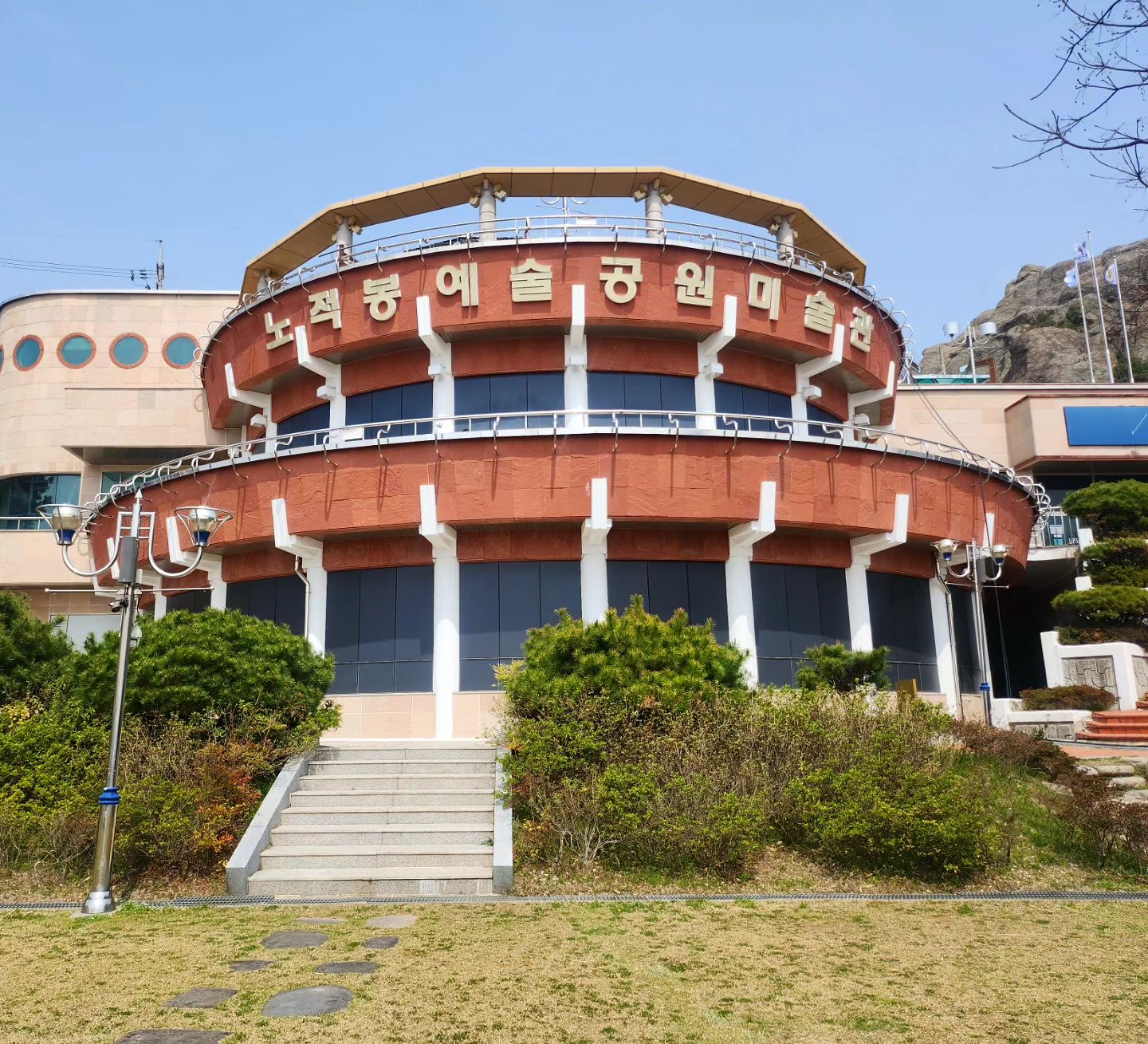 🍀목포 가볼만한 곳🍀 노적봉예술공원미술관🖼
[노적봉예술공원미술관]은 근대역사관1관과 유달산 노적봉 인근에 위치하고 있어 여행코스에 넣기 좋은 곳이랍니다👍

✅️서남권을 대표하는 공립미술관으로서 
故 김암기 화백의 작품과 유품뿐만 아니라, 
다양한 전시와 교육, 체험까지 가능하답니다❕️

✅️2/8~4/14일 1층에서 "찰나의 순간을 영원으로"라는 
제목으로 전남 작가분들의 작품을 감상하실 수 있어요❕️

김암기 화백의 서정적인 작품과 또 다채로운 개성의 다른 작가님들의 작품들까지 놓치지말고 감상하세요🤠

📍관람료 무료
📍미술관 관람시간
화-일 09:00~18:00
휴관일 매주 월요일, 1월1일, 시장이 정하는 휴관일
.
#제8기_목포시_SNS_서포터즈 #SNS_서포터즈_미션 #목포 #목포시