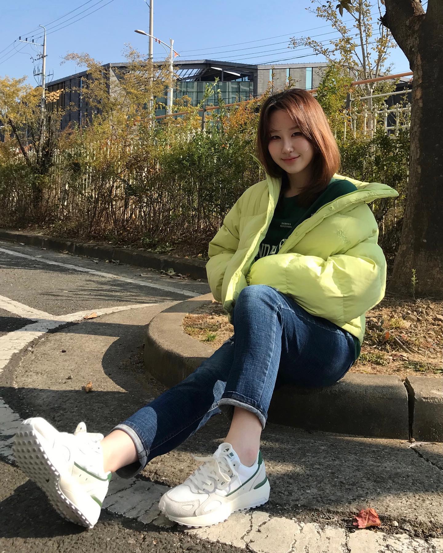 요즘 초록색이 참 이쁘더라구요 근데 마침 아키클래식에서 보내준 초록포인트 운동화🫢 
착화감이 유독 넘 좋고 어디든 잘 어울릴 운동화라 넘 만족🤍💚

구매링크: https://m.site.naver.com/1fhoF

akiiiclassic #협찬 #여자스니커즈
#발편한운동화 #남자스니커즈
#여성운동화 #운동화추천