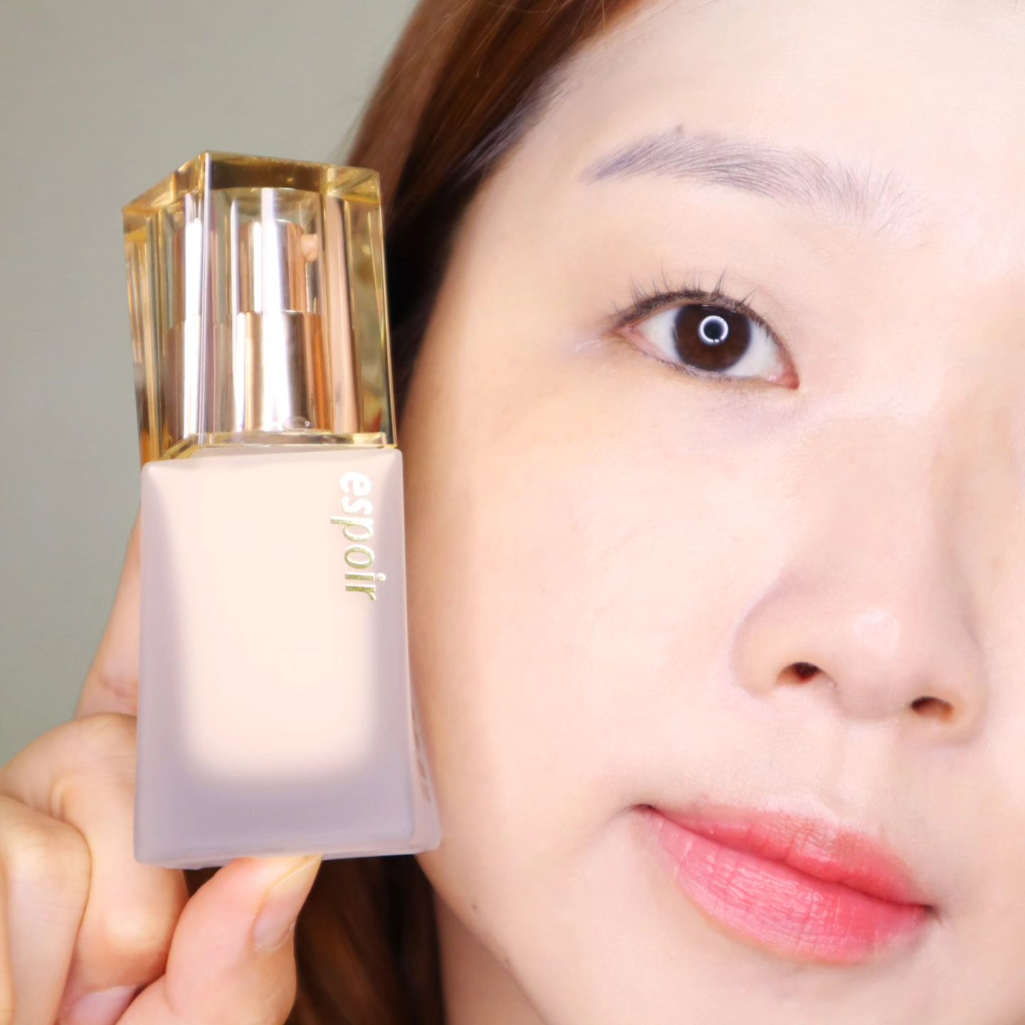 #제품제공 espoir_makeup

요번에는 가을에 딱 쓰기 좋은 #촉촉파데
#에스쁘아비글로우파운데이션 알려드릴까 해요-!🩵
비글로우 파데와 찰떡궁합으로 출시한
#슥파츌라 와 함께 사용해 봤는데요 :)
페이스라인에 완벽 밀착하여 손쉽게
정교한 베이스 연출을 할 수 있었는데요-!🙋‍♀️
활용도 좋게 페이스 괄사부터 미니 팔레트까지
사용 가능하여 완전 만능 꿀템이더라구요~👍

글로우 파데는 첫 출시 이후 지금까지 뷰티 어워즈
22관왕에 빛나는 독보적이 파데로
맑은 상앗빛으로 속광부터 채워주는 #속광파데 😏
건조해지는 요즘 속부터 채워주는 광채 피부를
원하는 분들이 사용하기 좋을 거 같아요오🤘

#에스쁘아 #상앗빛파데 #비건파데 #슥파츌라 #스파츌라 #에스쁘아비글로우 #파룸체험단