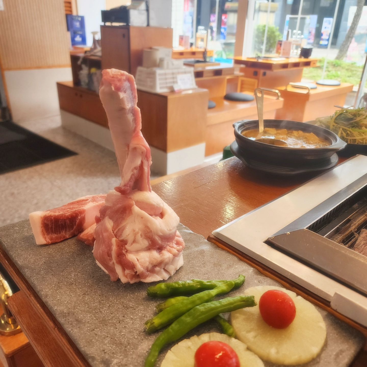 #협찬 무시무시한 이름을 가진 몽둥이삼겹살 먹어보셨어요? 이름 만큼이나 맛도 어마어마한데 직접 구워주시는데 역시 전문가는 다른거 같아요
매장인테리어도 깔끔하니 모임하기도 좋을거 같더라구요

기본찬들도 쟁반에 담아서 나오는데 반찬들 하나하나 다 맛있더라구요
몽둥이삼겹살은 비쥬얼 끝판왕이였어요
가니쉬까지 잘 나오더라구요

그리고 청국장 이거 꼭 같이 드세요
구수한 청국장맛이 완전 끝내줘요!

✅️ #화씨이육공일산웨돔점
경기 고양시 일산동구 정발산로31-9 101 102 호

고기맛 거기서 거기라고 생각하시면
놉! 여기 정말 맛있게 잘 먹고 왔네요

#일산맛집 #정발산역맛집 #마두역맛집 #일산MBC맛집 #일산웨스턴돔 #웨돔 #웨스턴돔 #정발산맛집 #웨돔삼겹살 #웨돔돼지고기 #웨돔외식 #웨돔회식 #웨돔맛집 #웨스턴돔맛집