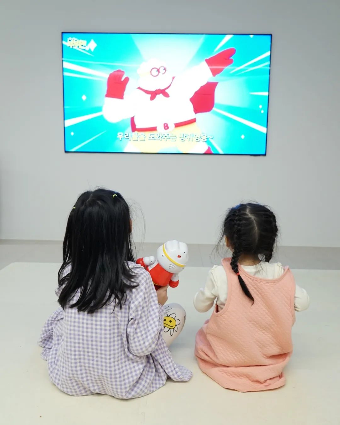 #협찬 

저희아이들이 등원하기전 보는 방송중하나인데요. 
아빠가 뿡뿡빵빵 부부맨으로 변신해서 아이들을 도와주는 영웅이 되는 내용이에요.
방귀를 컨셉으로 재미있게 표현해서 아이들이 넘 좋아하는데요! 방귀쟁이 아빠만들자며 아빠한테 장난 치느라 웃고즐기기 좋은 부부맨 장난감이랍니다 ㅎ

움직이며 노래하는 부부맨,
RC카 부부맨,
앉으면 뿌지직 방귀소리가나는 부부맨.

익살스럽고 귀여운 부부맨 장난감 아이들이 넘 좋아하겠죠? ^^ 

#CJ뿡뿡빵빵부부맨 #부부맨장난감 #어린이장난감 #여아선물 #남아선물 #부부맨 #EBS #투니버스