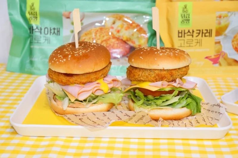 #광고

엄마표 수제버거 만들기!
도톰한 사옹원 신제품,
#바삭카레고로케
#바삭야채고로케
넣어 두가지 버전으로 만들어 봤어요.
아이들간식으로 간단한끼식으로
든든하게 먹기 좋답니다.

바삭한 식감과 
담백하고 고소한 
감자로 만든 고로케!
야채 또는 카레맛으로
맛있게 즐겨보세요👌💯👍

에어프라이어에 간편조리,
유명 고로케 맛집 갈 필요없는 
맛있는 고로케 맛!!
지금 사옹원몰에서
신제품 출시기념
최대 30%할인가로 만나보세요!
아이간식으로 좋은
바삭카레& 바삭야채고로케
완전강추👌🤗😍

#사옹원 #사옹원몰
#사옹원튀김공방 
#사옹원 #냉동식품
#간식 #간식추천 #아이간식
#간식스타그램 #간식그램
#냉동식품추천 #냉동식품
#푸드 #푸드그램 #푸드스타그램
#고로케 #고로케맛집
#감자고로케 #사옹원신제품
#엄마표수제버거 #고로케버거
#고로케추천 #고로케
#야채고로케 #카레고로케