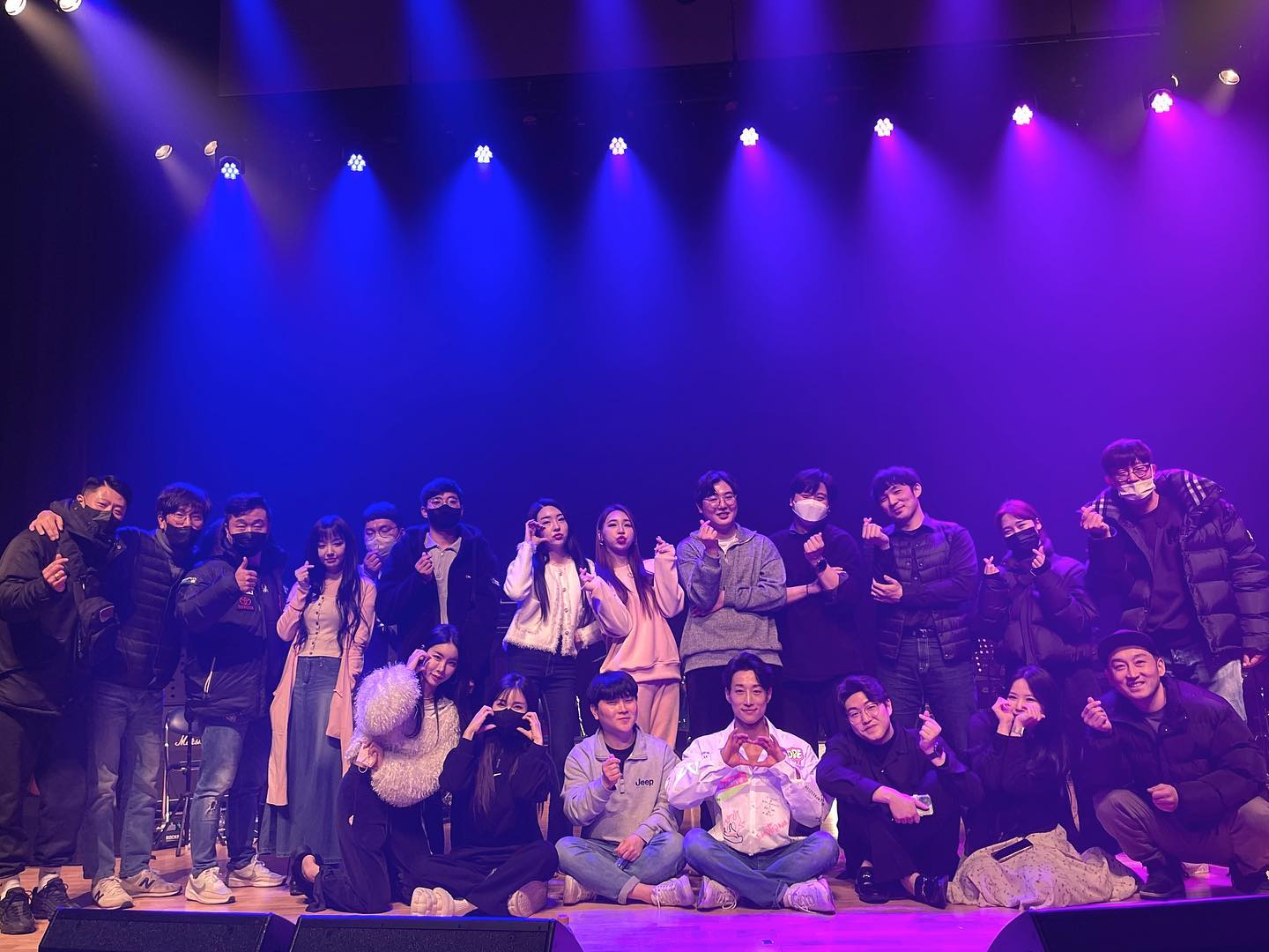 매 공연마다 그렇지만 특히 기억에 오래남을 것 같은 레전드 락밤전주콘‼️ 다음콘서트 얼마나 행복하고 즐거울지 벌써 너~무 기대돼요🙌🏻🙌🏻🙌🏻
히히 다들 정말 넘 고생많으셨습니당‼️ 울 락밤가족들 사랑함미당🫶🏻😘
더이상 막내가 아닌,,, 지민이가,,,😭
.
.
.
#김경현 #김경현밴드 #김경현의락이빛나는밤에 #한국전통문화전당