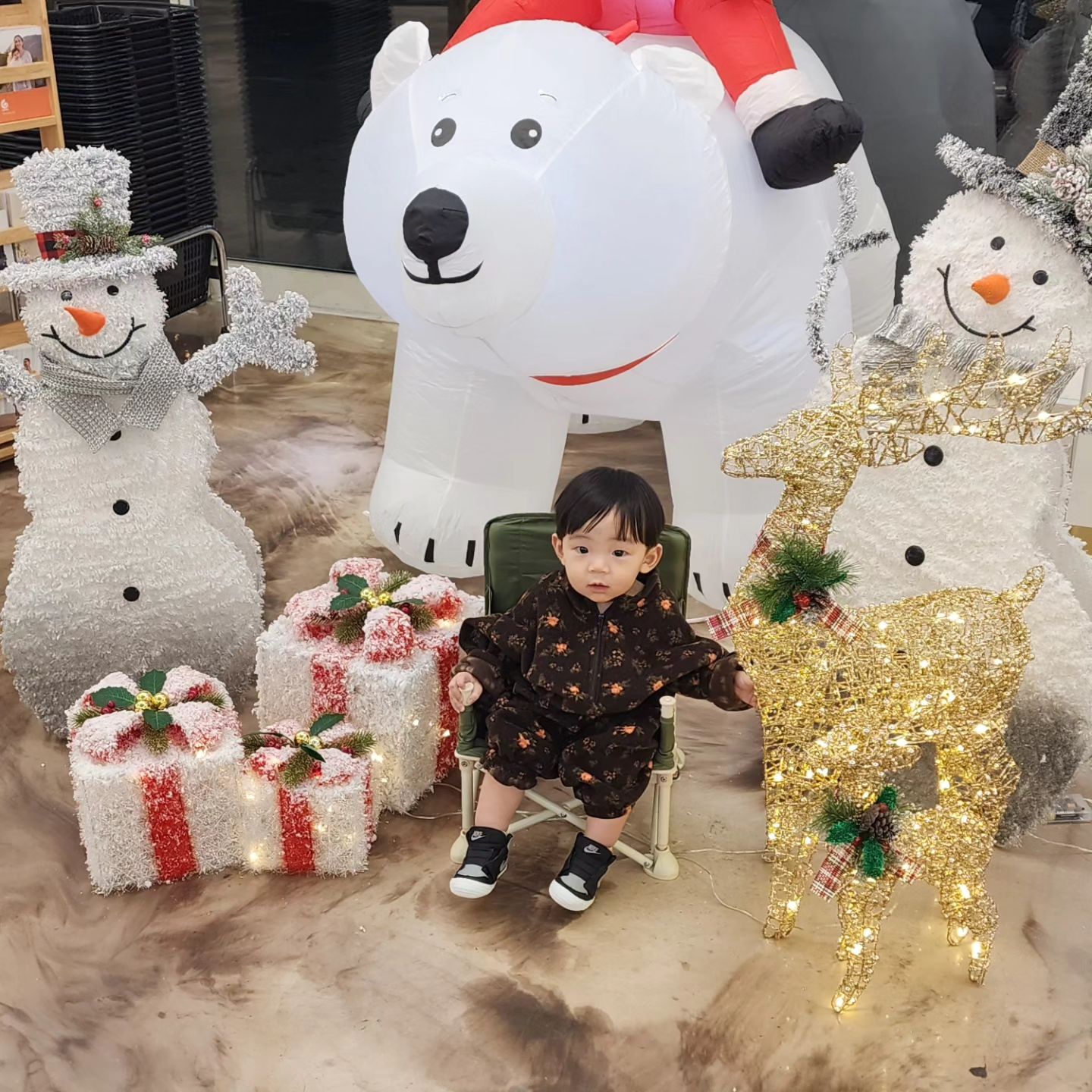 의자에 왜 앉아있어?
의자 극혐해서 빠빠먹을때도 돌아다니면서 먹잖아?
이상하네 의자에 앉아있는 너가 너무 신기해ㅋㅋ
캠핑의자를 사줘야해??

근데 유찬이 너 8갤아긴데 왜 어린이야?ㅠㅠ