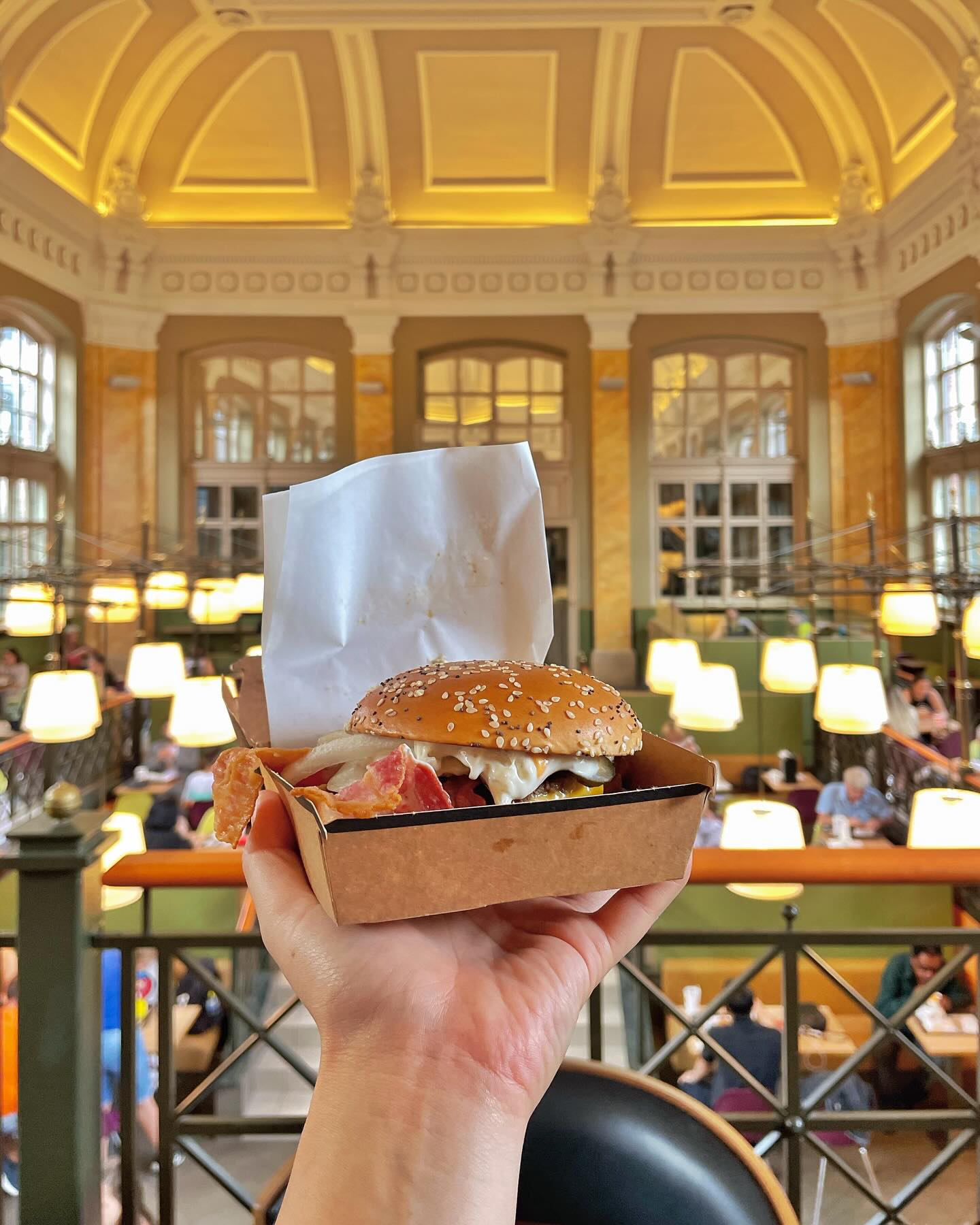 세계에서 가장 예쁘다는 맥도날드 매장🍔🍟

19세기 기차역 건물에 
자리 잡은 패스트푸드 점이라니,
햄버거 한 입에 분위기 한 입씩 했다

영수증에 지하에 위치한 
화장실 비밀번호 있으니까 버리지 말기,
화장실 돈 내고 가야하는거
왠지 제일 돈 아까운 느낌이라
식당, 카페에서 프리 화장실 놓칠 수 없지
.
.
.
#맥도날드 #부다페스트 #여행일기 #여행스타그램 #헝가리 #유럽여행 #동유럽 #budapest #mcdonalds #🍔🍟