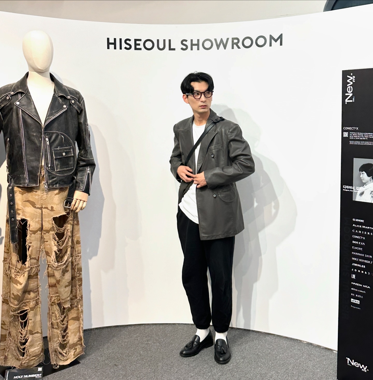 #초대 hiseoulshowroom_official fashionbizkr 

하이서울쇼룸 패션 뉴에라 행사에 초대되어 다녀왔습니다.

이번 행사는 하이서울쇼룸에서 개최하여 새로운 공간과 다양한 패션 브랜드들을 소개하기 위한 자리로 200명이 넘는
패션 관련 종사자 및 인플루언서들이 참여해 주셨습니다.

저는 평소 잘 알고 있던 이청청님의 브랜드 LIE 가죽자켓을
착용해 보았는데요, 차콜이 주는 짙은 컬러감과 싱글자켓이 
아닌 더블 블레이저라는 부분이 마음에 들었습니다. 

앞으로 하이서울쇼룸에서 있을 다양한 행사에도
많은 관심 부탁드립니다. 
-
#하이서울쇼룸 #ddp #동대문디자인플라자 #패션비즈 #이청청 #패션쇼 #남자코디 #팝업 #얼킨 #지민리
