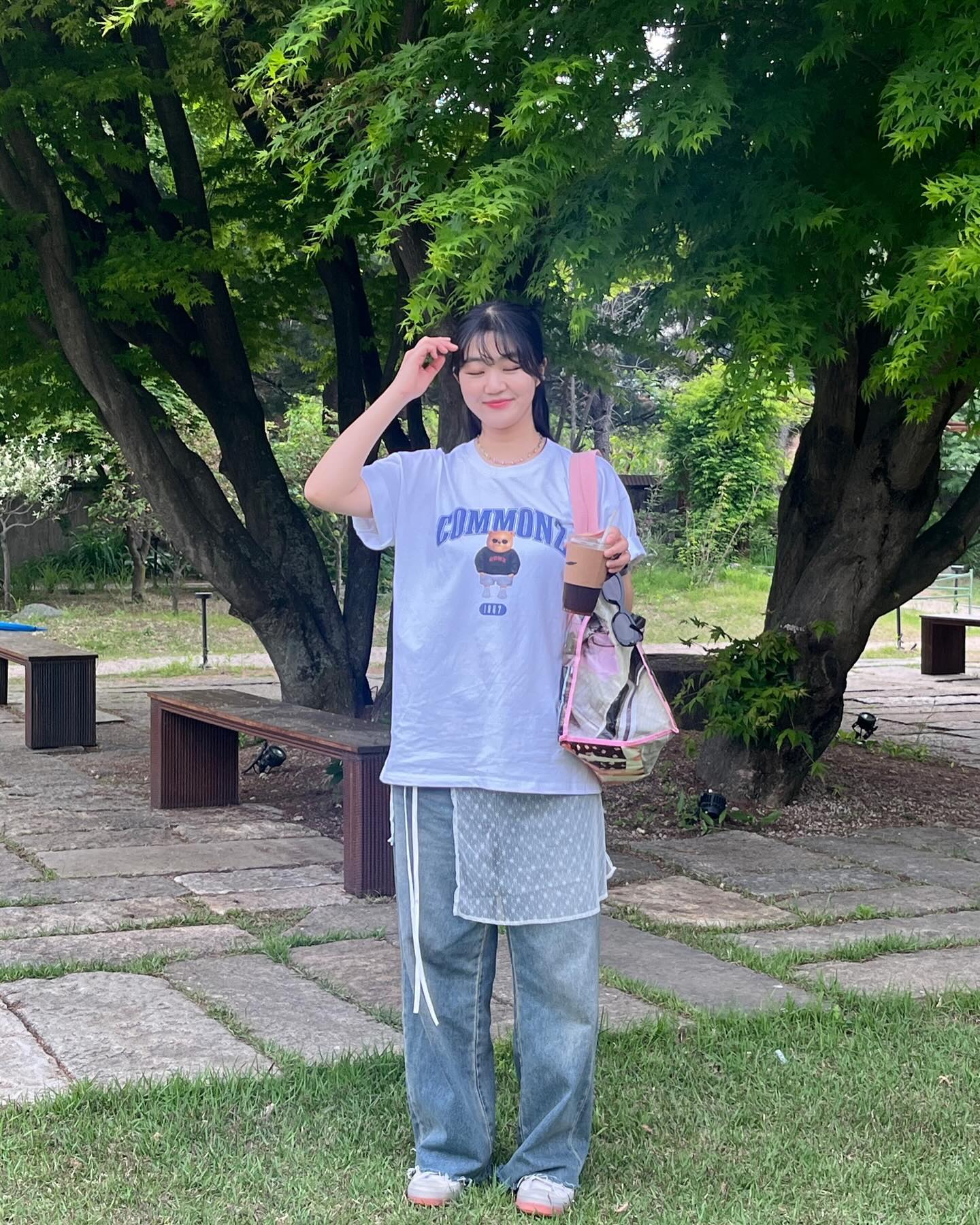 #광고 commonz_official 

여름 필수템 휘뚜루 마뚜루 입기 좋은 반팔티 소개해드려요💕

여름답게 선구리 멋지게 끼고있는 귀요미 곰돌이 프린팅이 매력인 커먼즈 반팔티인데요! 
박시한 크기와 기장감으로 커플티로도 입기 좋겠더라구요🥰

요런 편한 티셔츠 갖고있으면 여름이 든든한 거 인정?!

오늘 쉬시는 분들은 푹 쉬시구💕
오늘도 일하시는 분들은 저와 함께 화이팅입니다😂🔥

✨착장정보✨
상의 | commonz_official 
하의 | musinsa_standard 
(레이어드 치마는 frombeginning_ 에서 구입💕)
가방 | sinoon.official 
선글라스 | daywalker_eyewear 
신발 | converse_kr