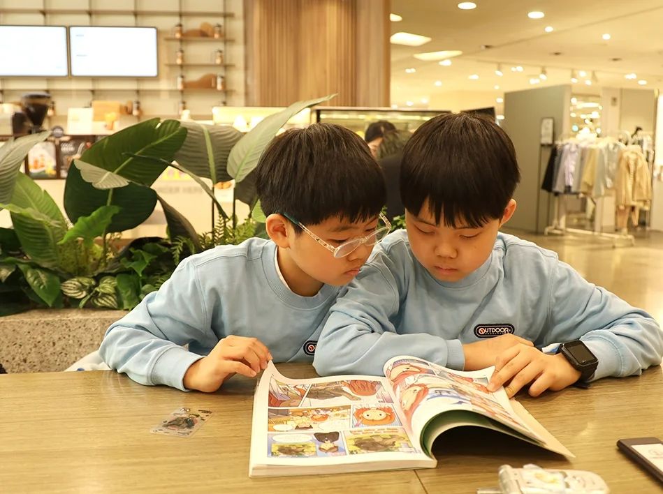 #도서제공 🐢
#갈라파고스에서보물찾기

남아메리카 동태평양에 있는 에콰도르령 제도로
살아있는 자연사 박물관이라 불리는 19개의
섬으로 이루어진 갈라파고스 제도
찰스 다윈 진화론에 영향을 준 섬으로도 유명한데
처음 발견했을때는 무인도로 고유종의 생물이 많고
독특한 생물이 많다고 널리 알려져 있다.
유네스코 세계유산으로 등재된 갈라파고스에 대한 책이 정말 많은데
우리 집에도 자연과학에 대한 책 이외에도
일반 그림책으로도 갈라파고스에 대한 책들이 몇 권 있다.
그만큼 매력적으로 지구의 장엄한 모습을 보존하고 있는 곳
하지만 아직 저학년 아이들은 복잡한 책을 집중해서
읽는 게 어려워 흘려듣기처럼 이름만 들어본 정도로
멸종 위기에 놓인 생물들이 많은 섬 정도로 알고 있는데
만화로 역사 상식을 쉽게 재미있게 익히는
갈라파고스에서 보물찾기
세계 도시 탐험 만화 역사 상식 27 권을 통해
갈라파고스의 매력에 흠뻑 빠져버리고 말았다.
픽션과 논픽션을 오가며 아이들의 눈높이에서
흥미진진하게 진행되는 이야기
​만화 각 장의 뒷부분에는 스토리와 연관이 있는 정보 페이지가 있는데
세계 도시의 역사와 문화에 대한 상식을 효과적으로 전달할 수 있다.
다음편은 산토리니에서 보물찾기라는데
어떤식으로 스토리를 이어갈지 너무 기대되는데?
_
@미래엔아이세움
#갈라파고스에서보물찾기
#보물찾기
#갈라파고스
#역사상식
#초등역사
#어린이만화
#학습만화
#재미있는만화
​