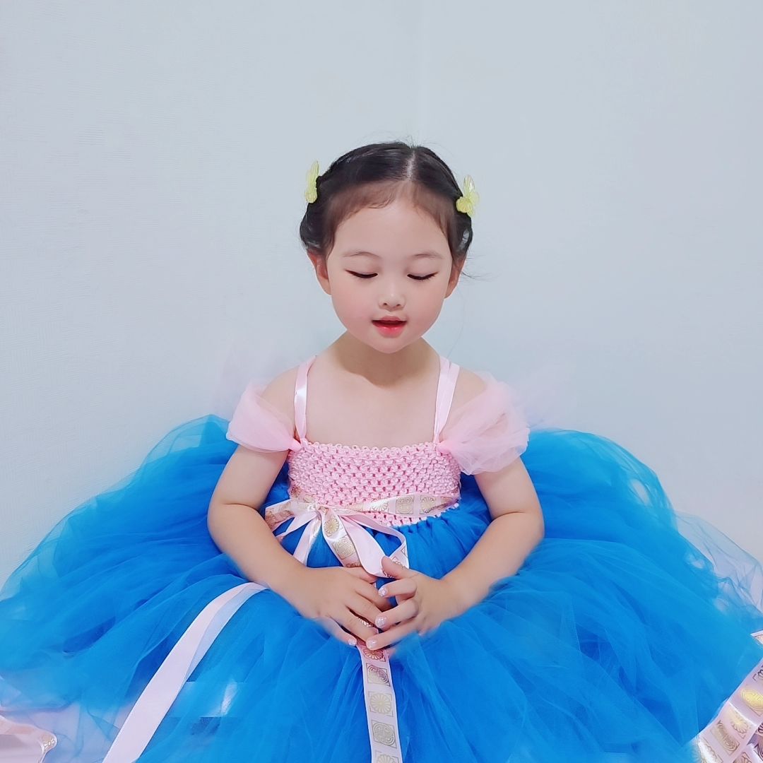 너어무 예쁜 #하늬린튜튜 한복💙🩷
푸른색 계열이 잘 어울릴까 걱정했던 것과는 다르게
안받는 색이 잘 없는 나린이
 
부럽...👉🏻👈🏻
 
엄마표 헤어까지 하고 나니
시집보내도 될.. 아냐. 가지마.
절대 안보내^^
 
예쁜 나린이가 입은 한복튜튜
🩷 honeylintutu honeylintutu_official 💙
