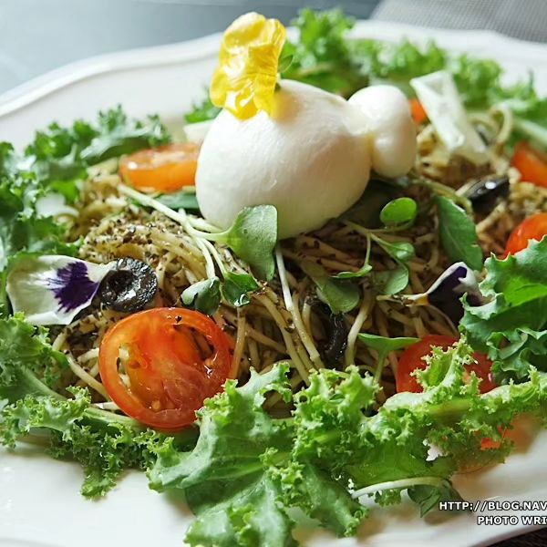 분위기맛집 뷰맛집은 요기!!
비교적 좋은 가격에 진심 푸짐한 에프터는티세트를 만나볼수 있으니!!
브런치 즐기고 싶을때 정말 딱 맞아떨어지는곳♡♡
분위기도 좋고 주차도 가능하고~~ 북한산 바라보며 힐링할수 있는 곳이라 근처 나들이 갈때 들러보기 좋은 은평 한옥마을 스페이스헬레나였어요^^

계절별로 달라지는 메뉴 만나러 조만간 또 달려가겠습니다~~

#은평한옥마을스페이스헬레나 #에프터눈티세트 #3단에프터눈티세트 #공주놀이 #은평구카페 #은평한옥마을  #은평구디저트카페 #서울애견동반카페 

space_helena