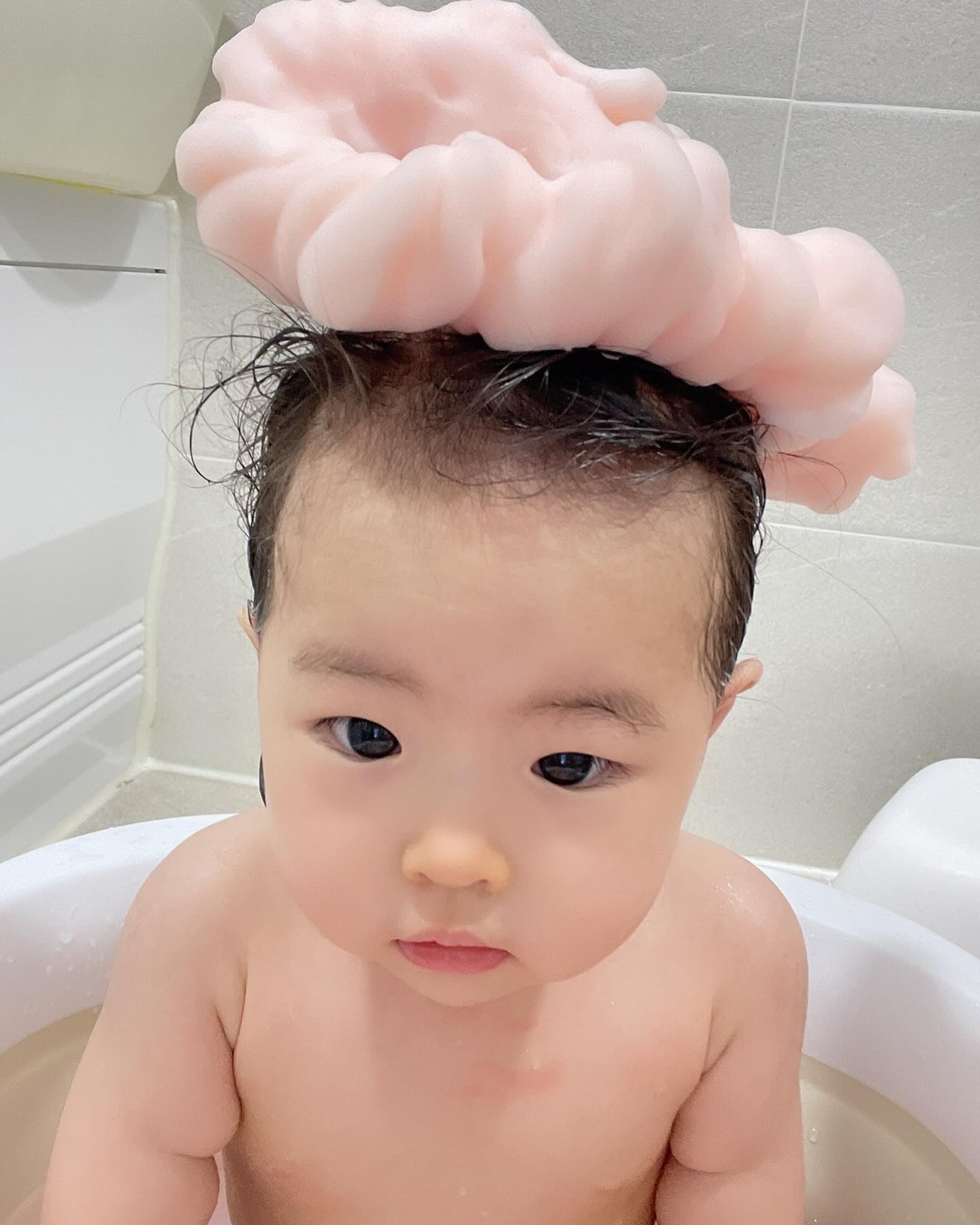 요즘 너무 개구쟁이 신지유~👼
물놀이는 좋아하는데 
머리 감기 시러하는 신지유~ 
오만 방법 총 동원~ 🛀🛀
.
.
#육아 #육아스타그램 #소통 #일상 #아기 #버블샤워 #daily